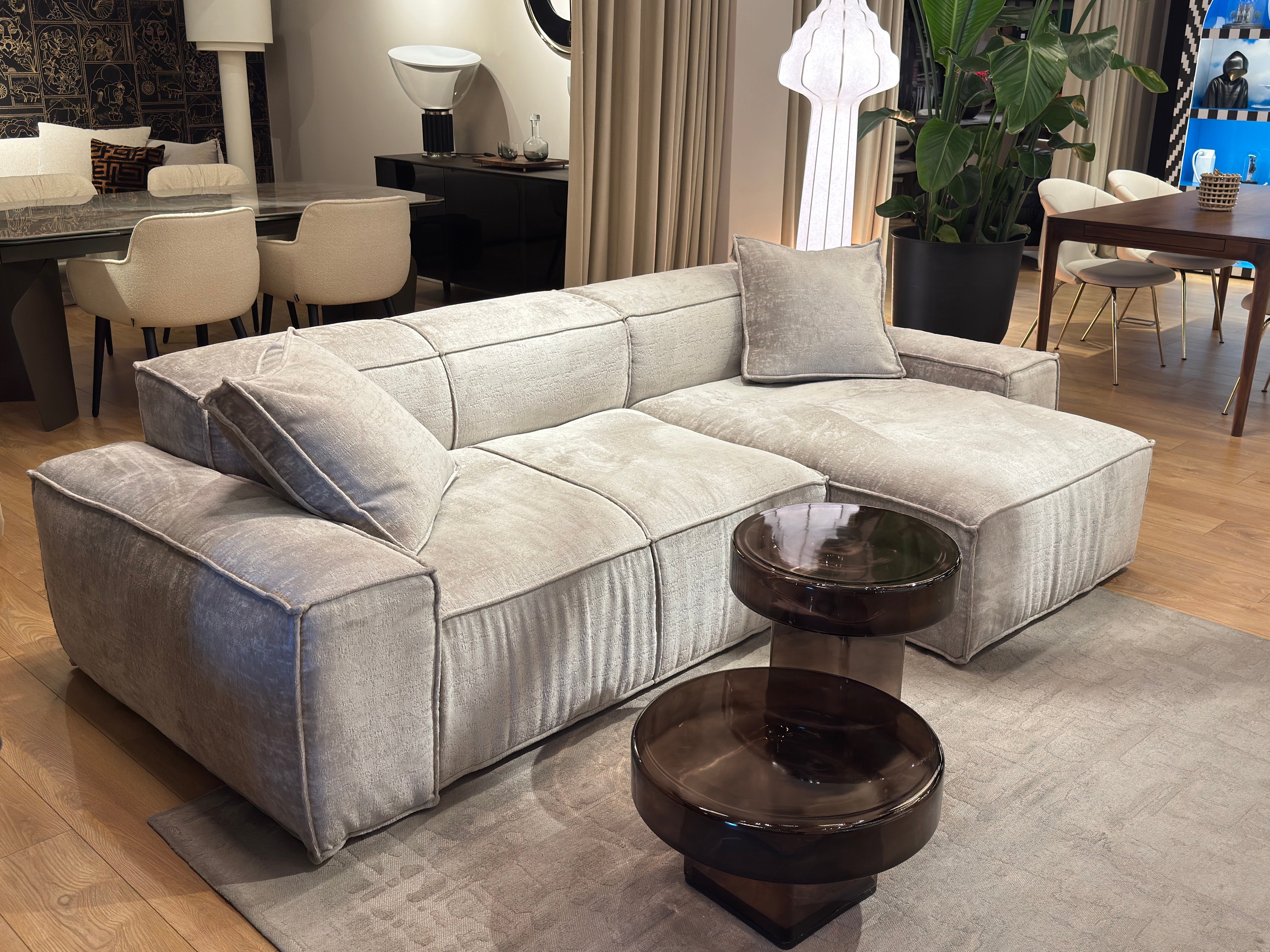 Corner sofa with 2 CUSHIONS in gray Smeraldo fabric - display model