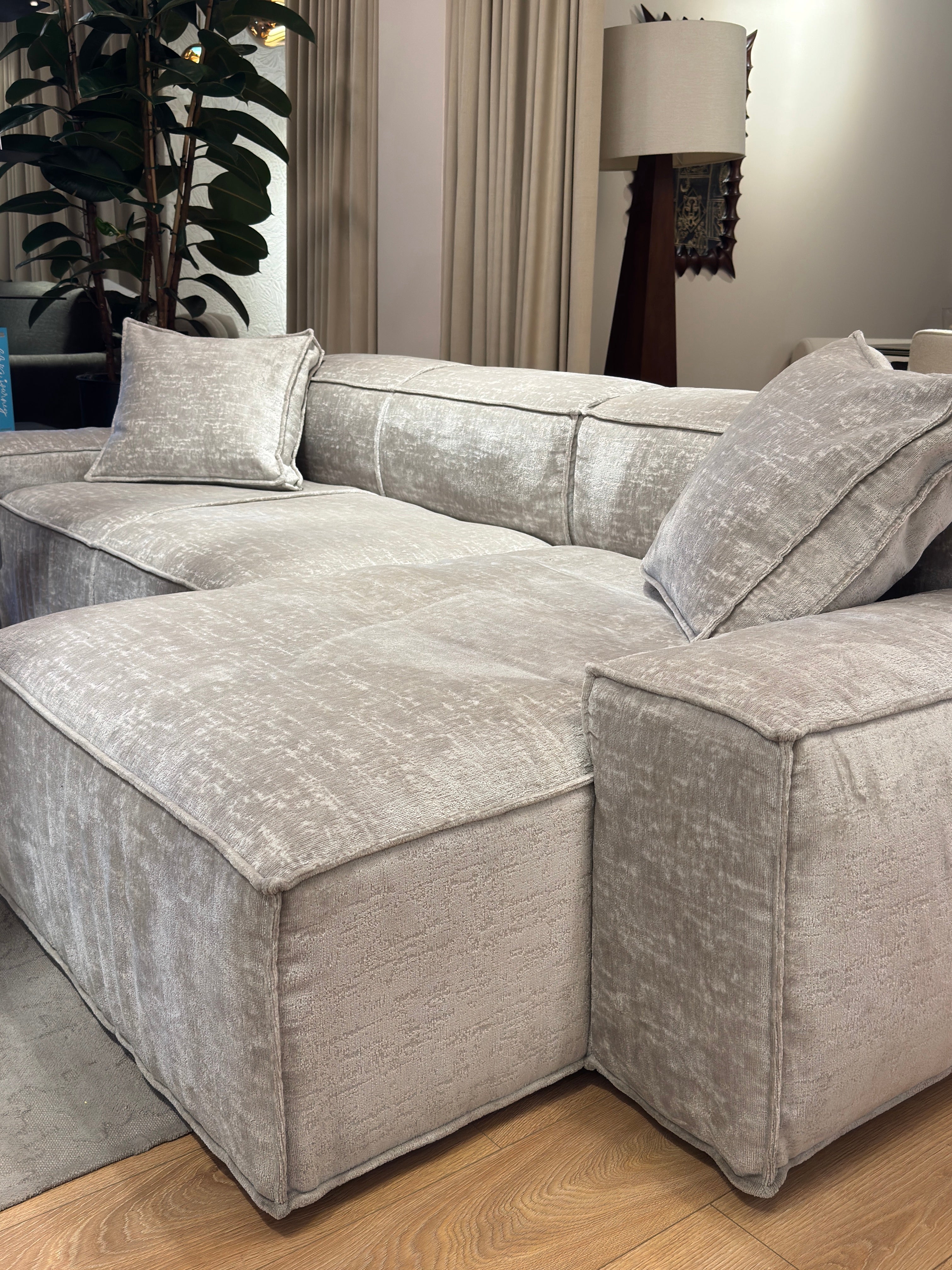 Corner sofa with 2 CUSHIONS in gray Smeraldo fabric - display model