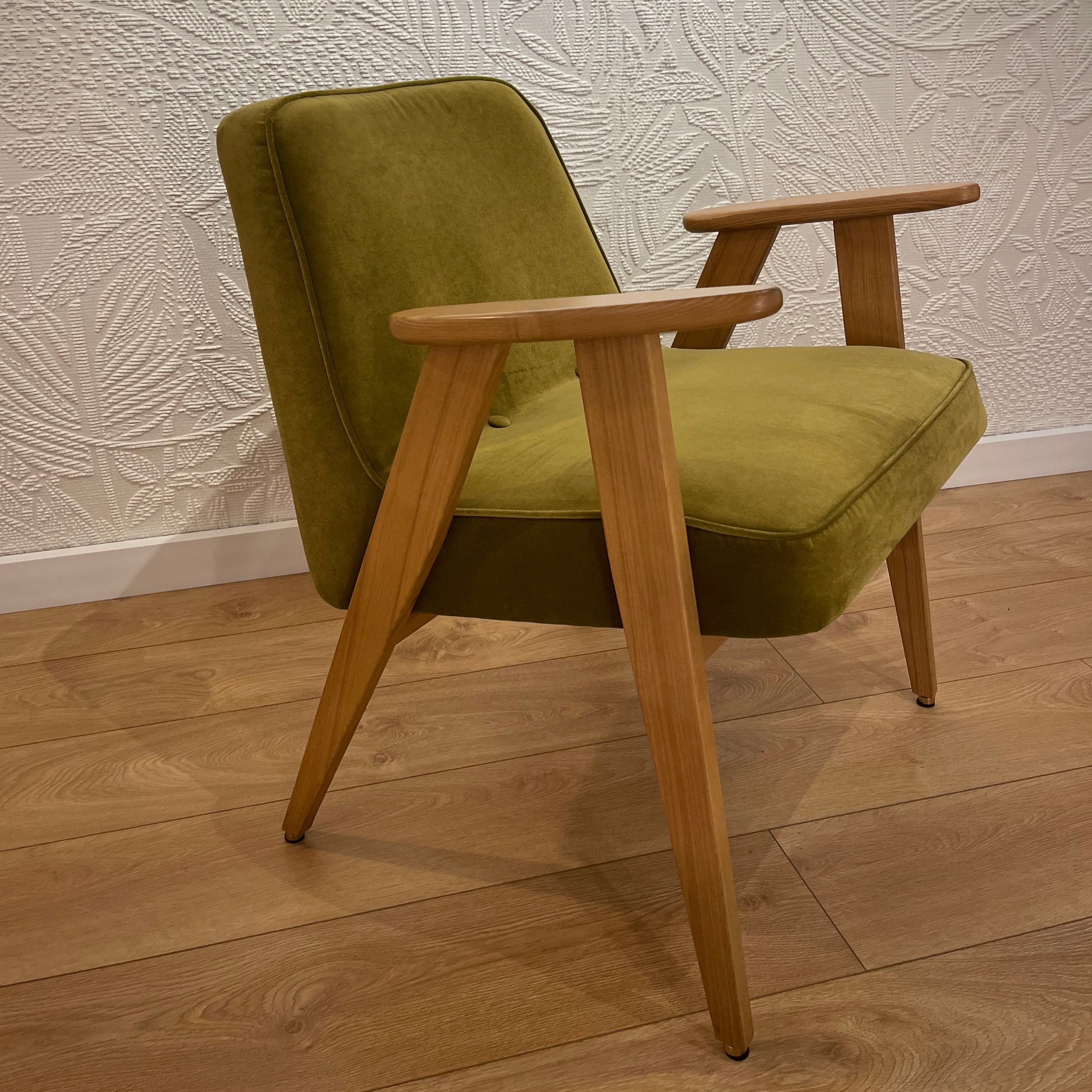 Fotel 366 zielony w tkaninie Velvet Olive - poekspozycyjny