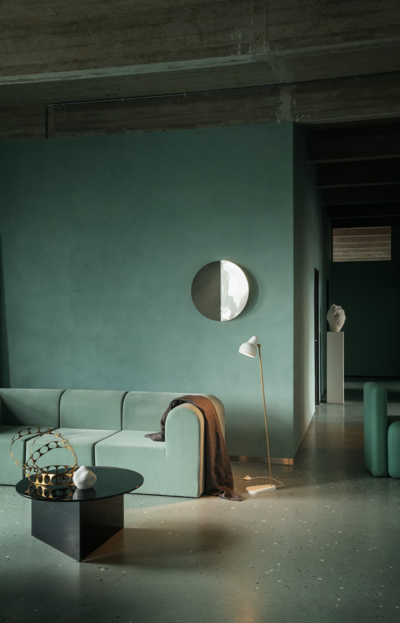 Stehlampe VL 38 weiß mit goldener Veredelung