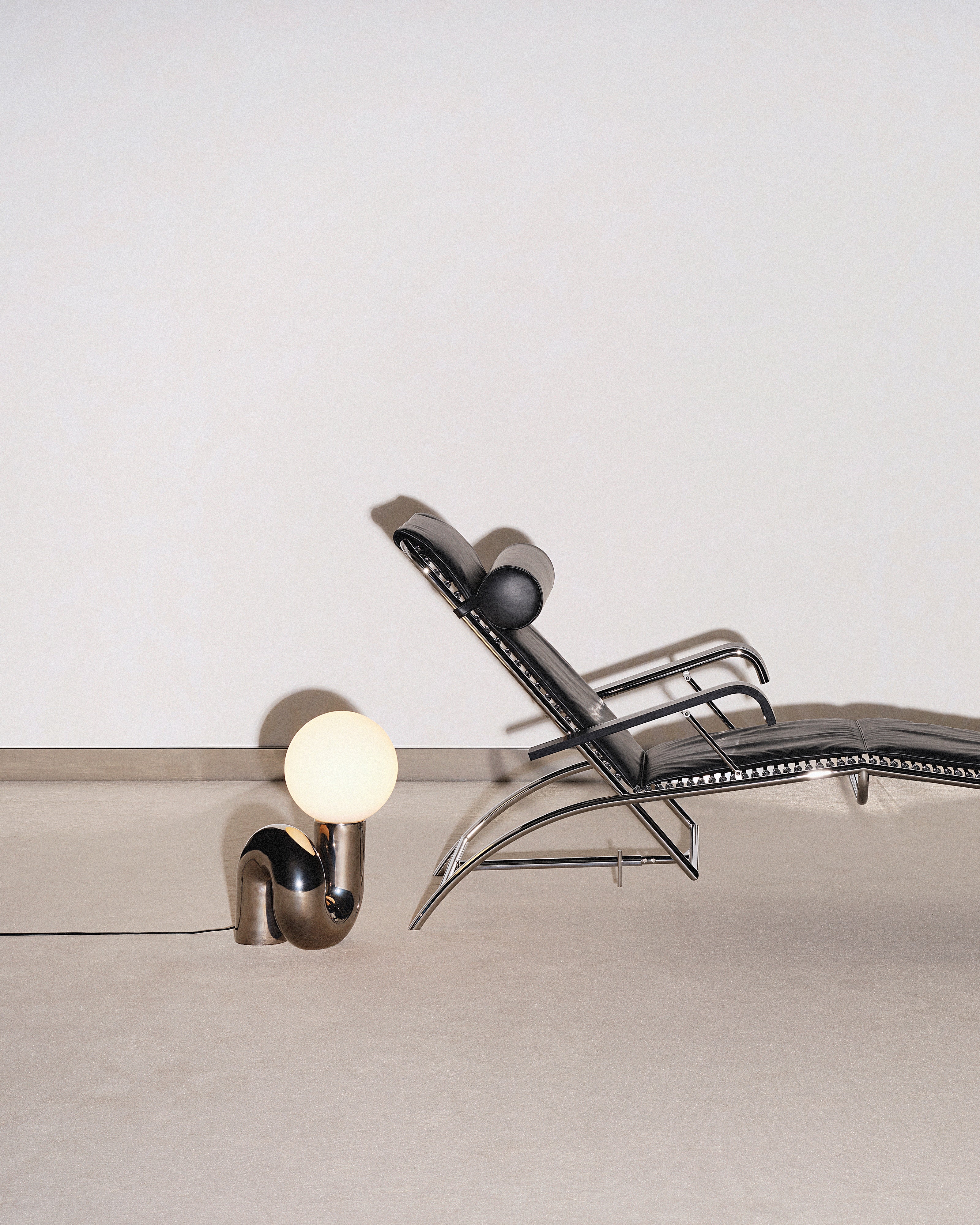 SANDOWS N°114 Black Daybed with Steel Base