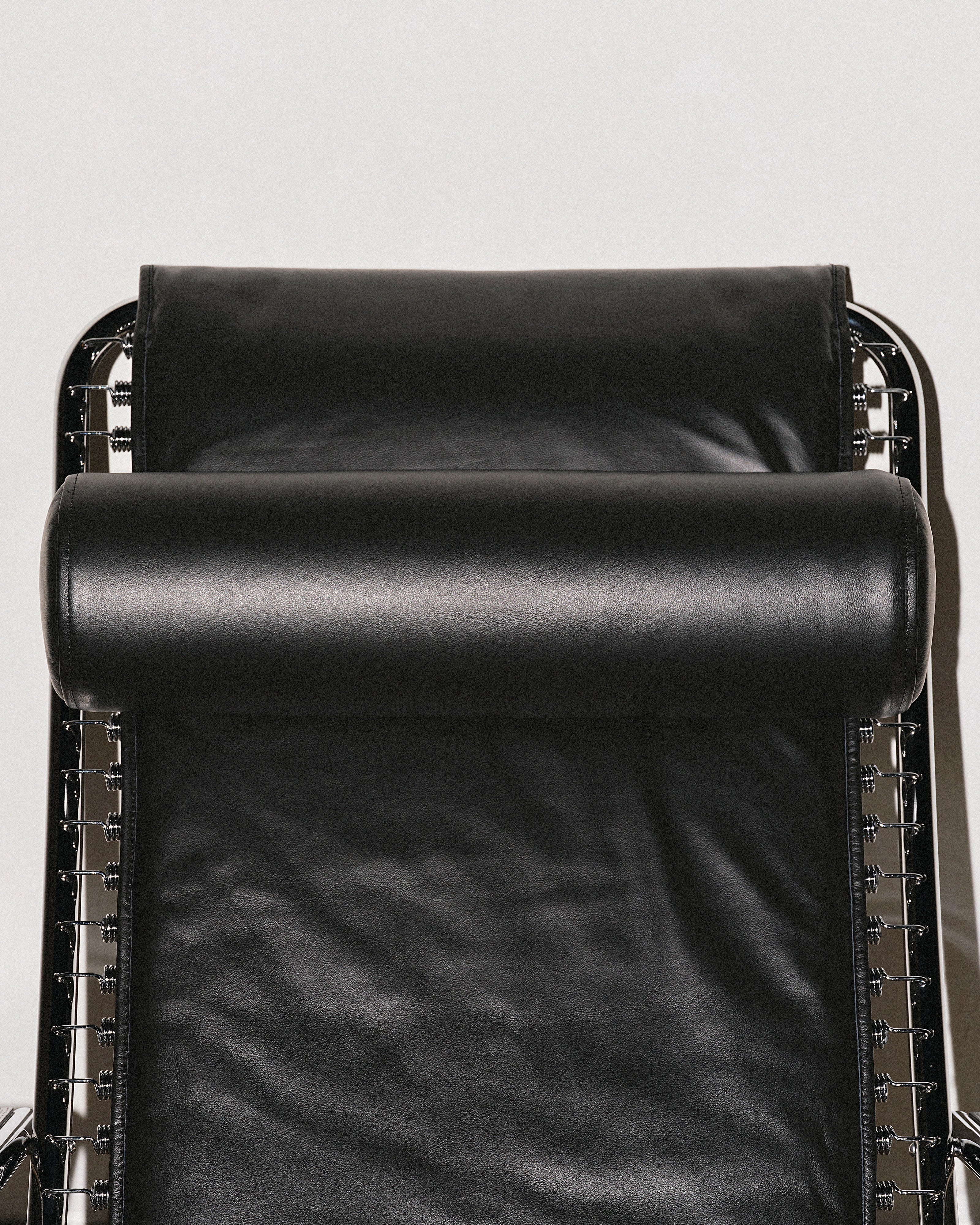 SANDOWS N°114 Black Daybed with Steel Base