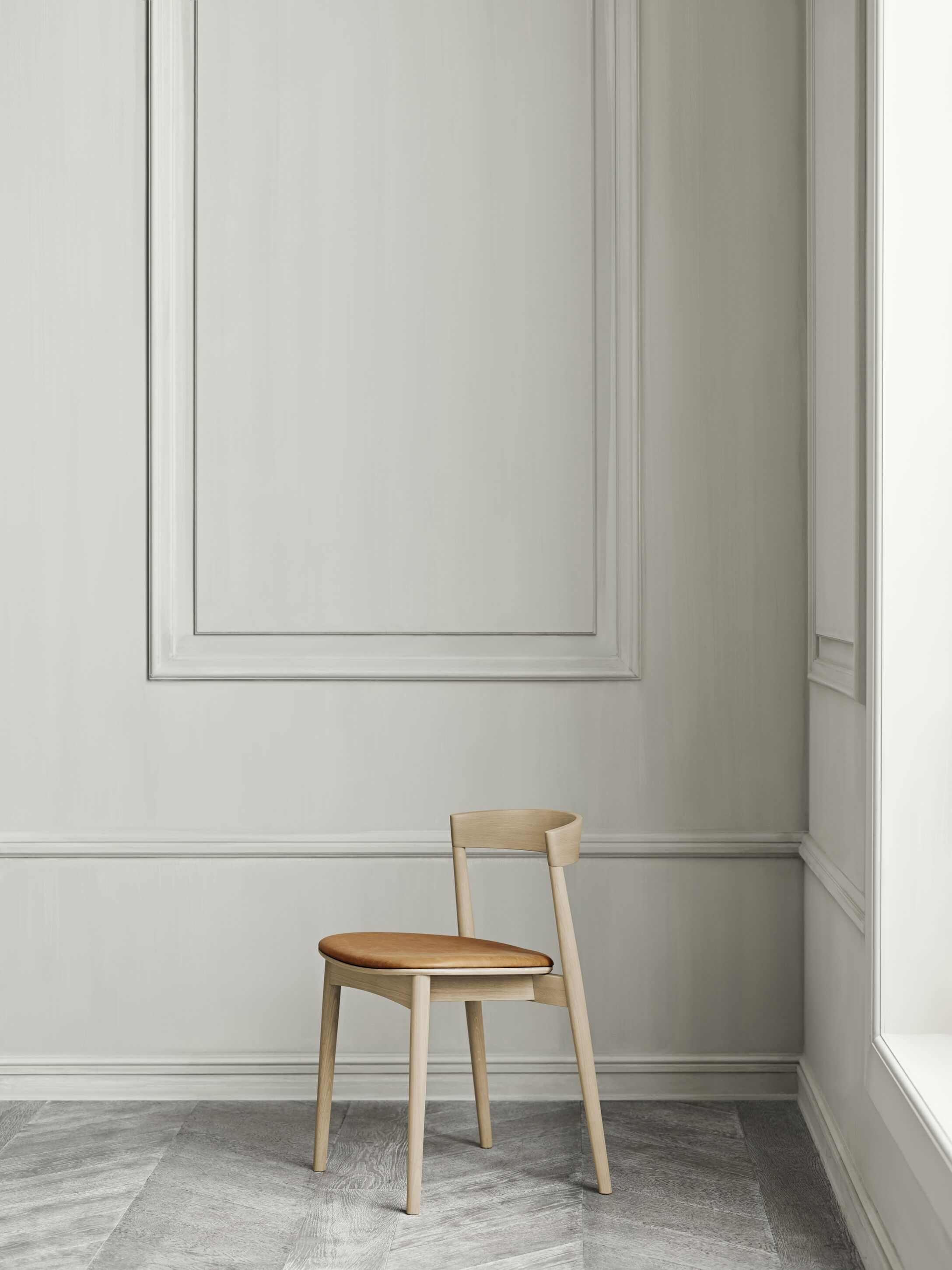 Kite upholstered chair with an oak base