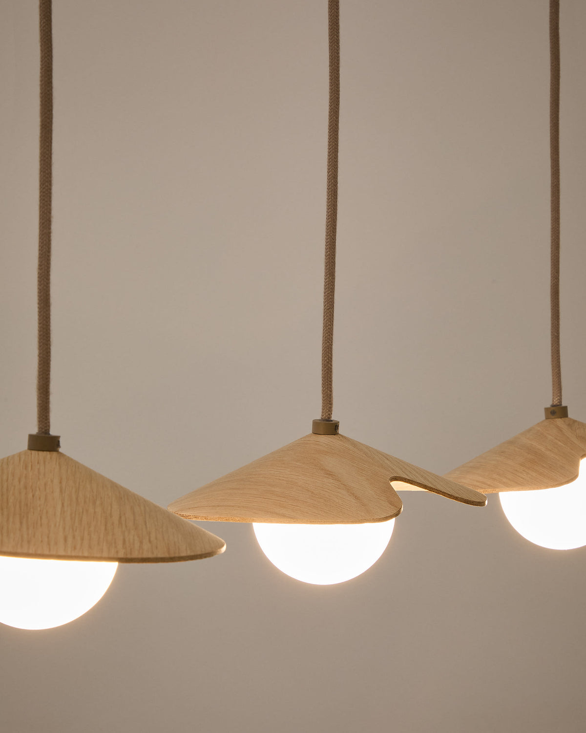 Lampa wisząca WILARA naturalny fornir dębowy z 3 kloszami – ujęcie 3