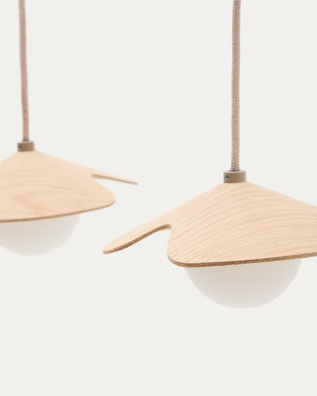 Lampa wisząca WILARA naturalny fornir dębowy z 3 kloszami – ujęcie 5