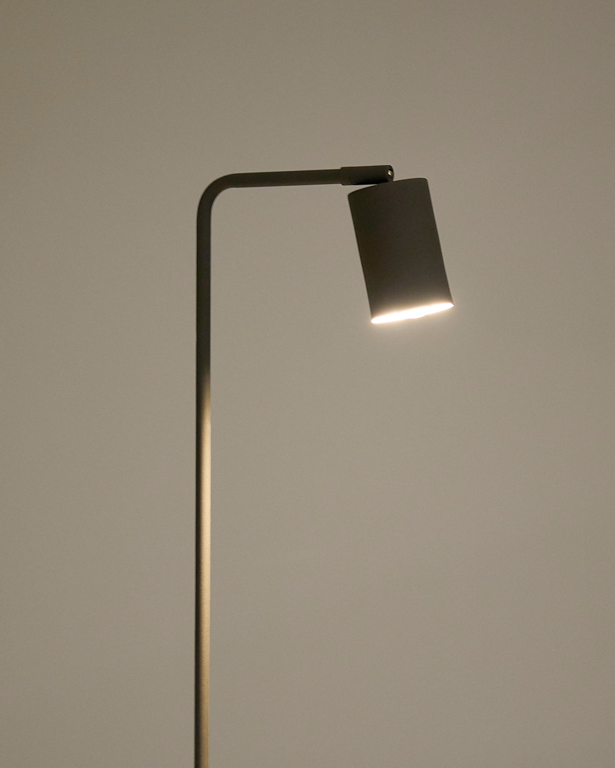 Lampa podłogowa MANIE czarny metal z efektem żeliwa – ujęcie 5