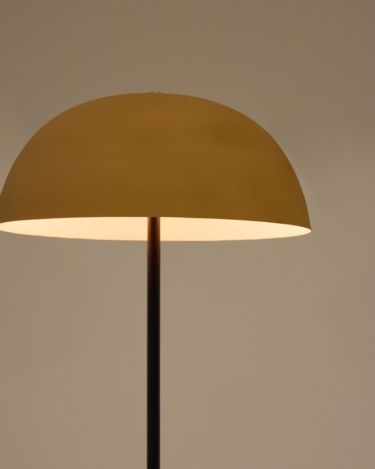 Lampa podłogowa NIBLA czarny metal z terakotowym abażurem – ujęcie 6