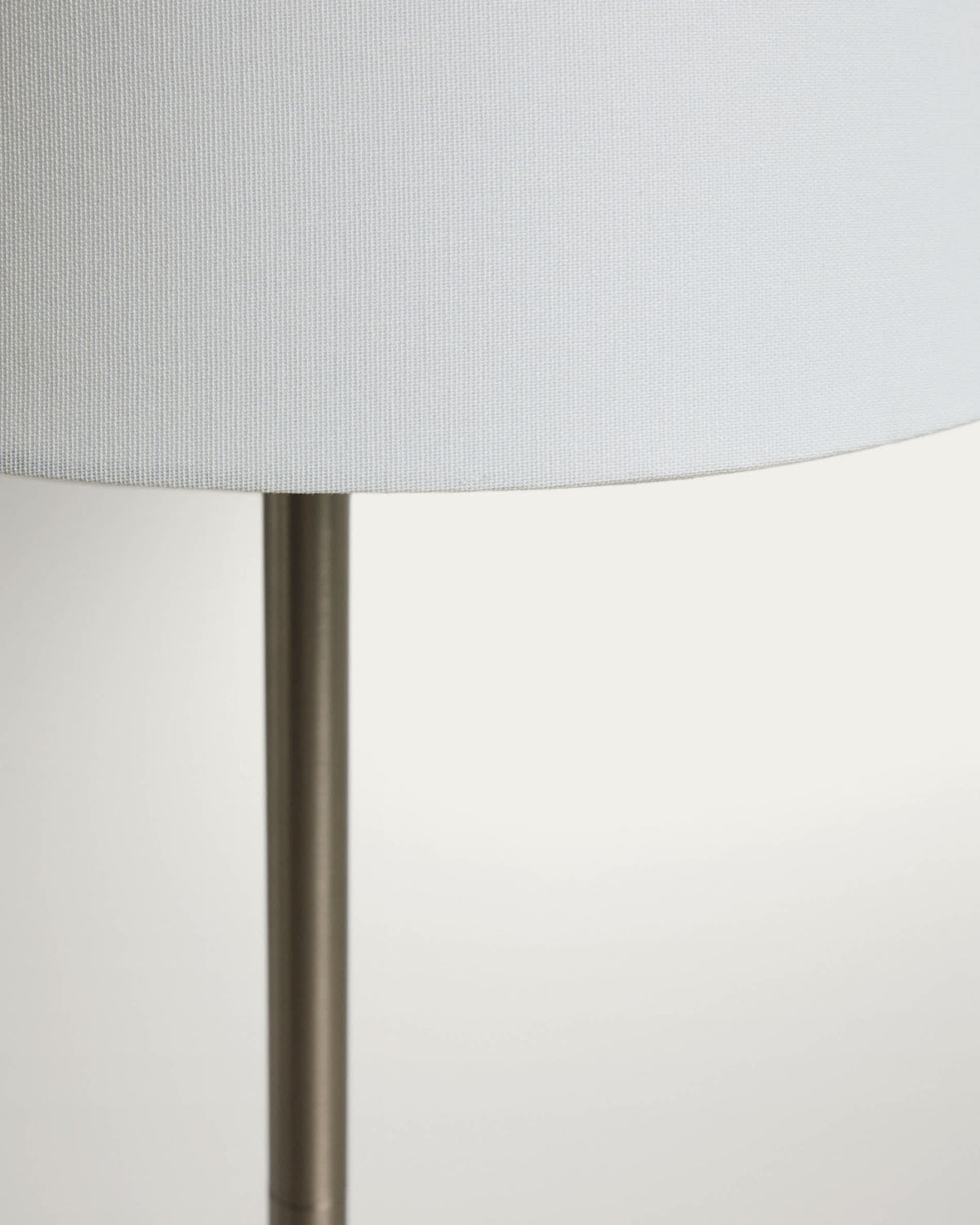 Lampa podłogowa NAVAT srebrny szczotkowany metal z bawełnianym abażurem – ujęcie 7