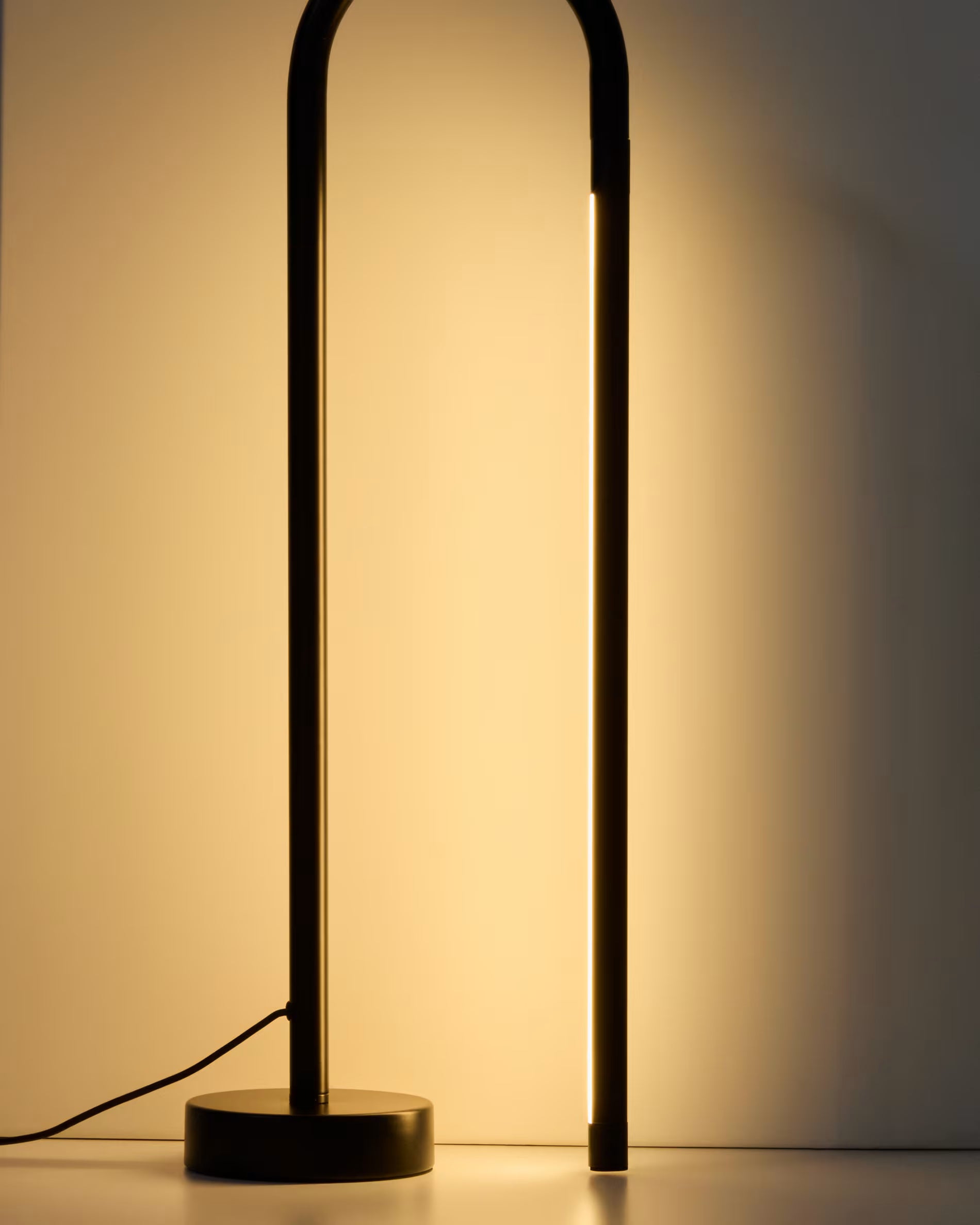 BOW black table lamp [Amelia]