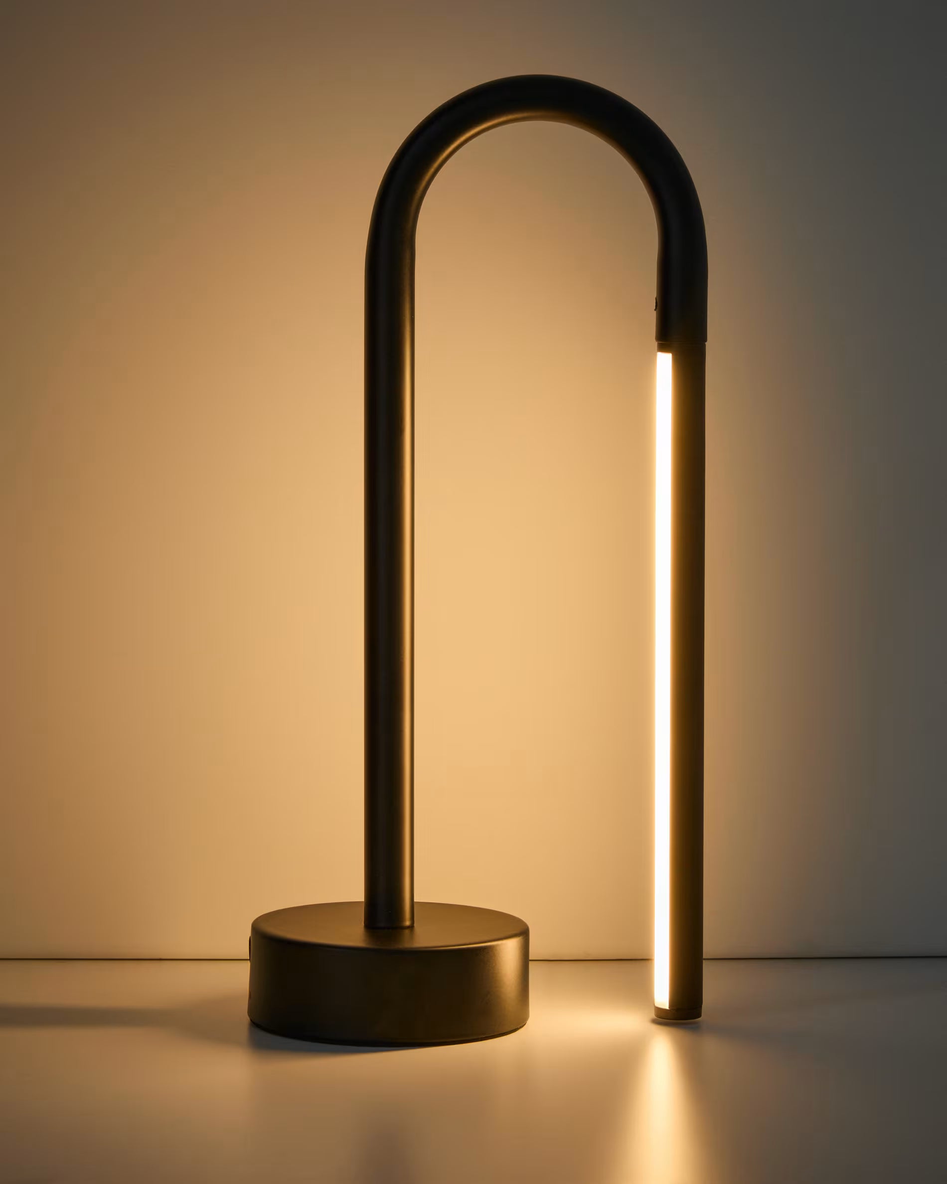 Lampa przenośna BOW czarny