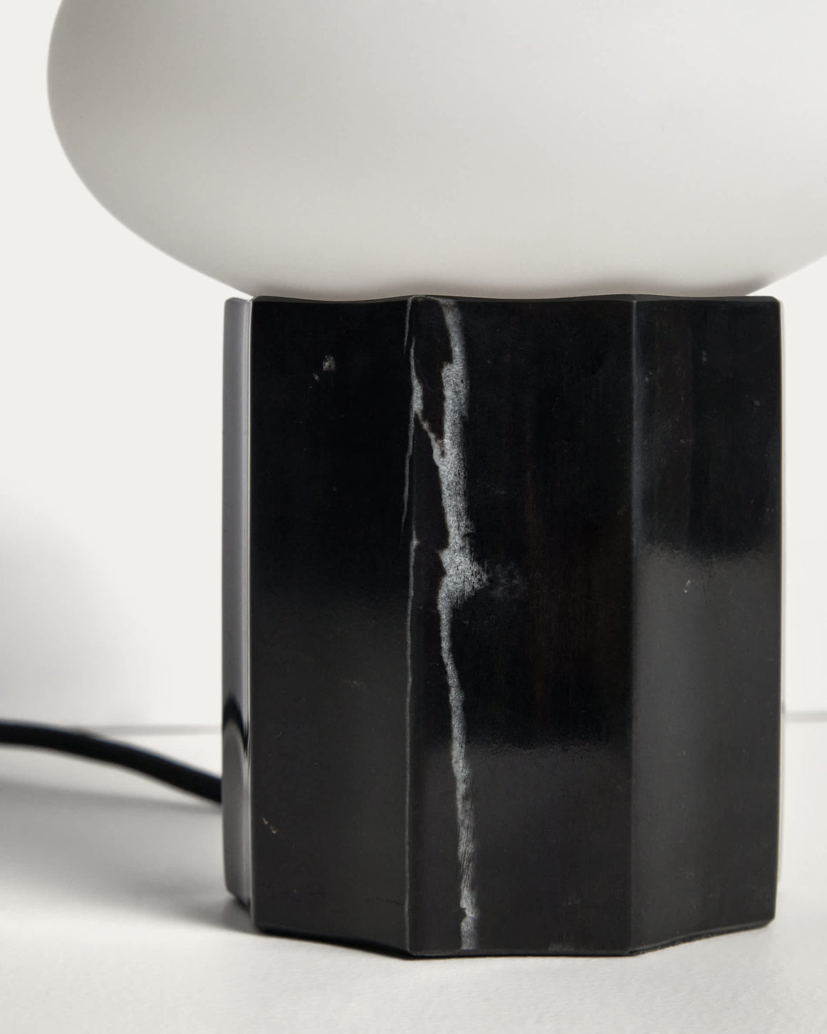 Lampa stołowa IDELA czarny marmur i przydymione szkło – ujęcie 5