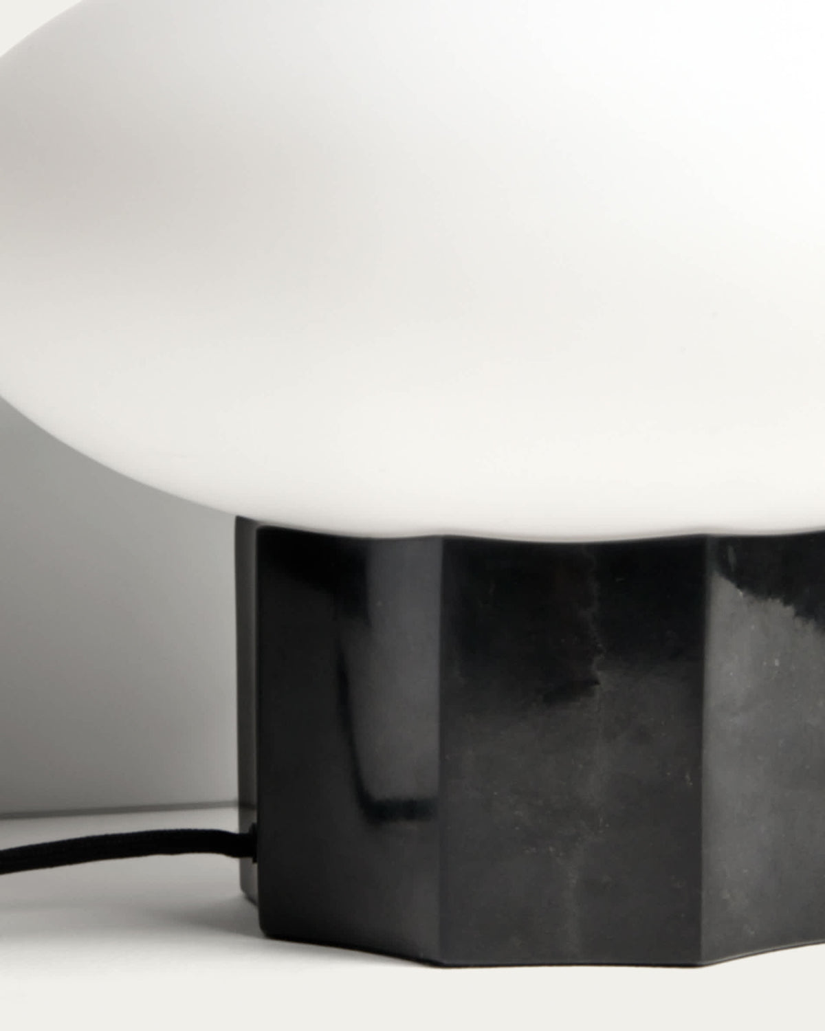 Lampa stołowa IDELA czarny marmur i przydymione szkło – ujęcie 12