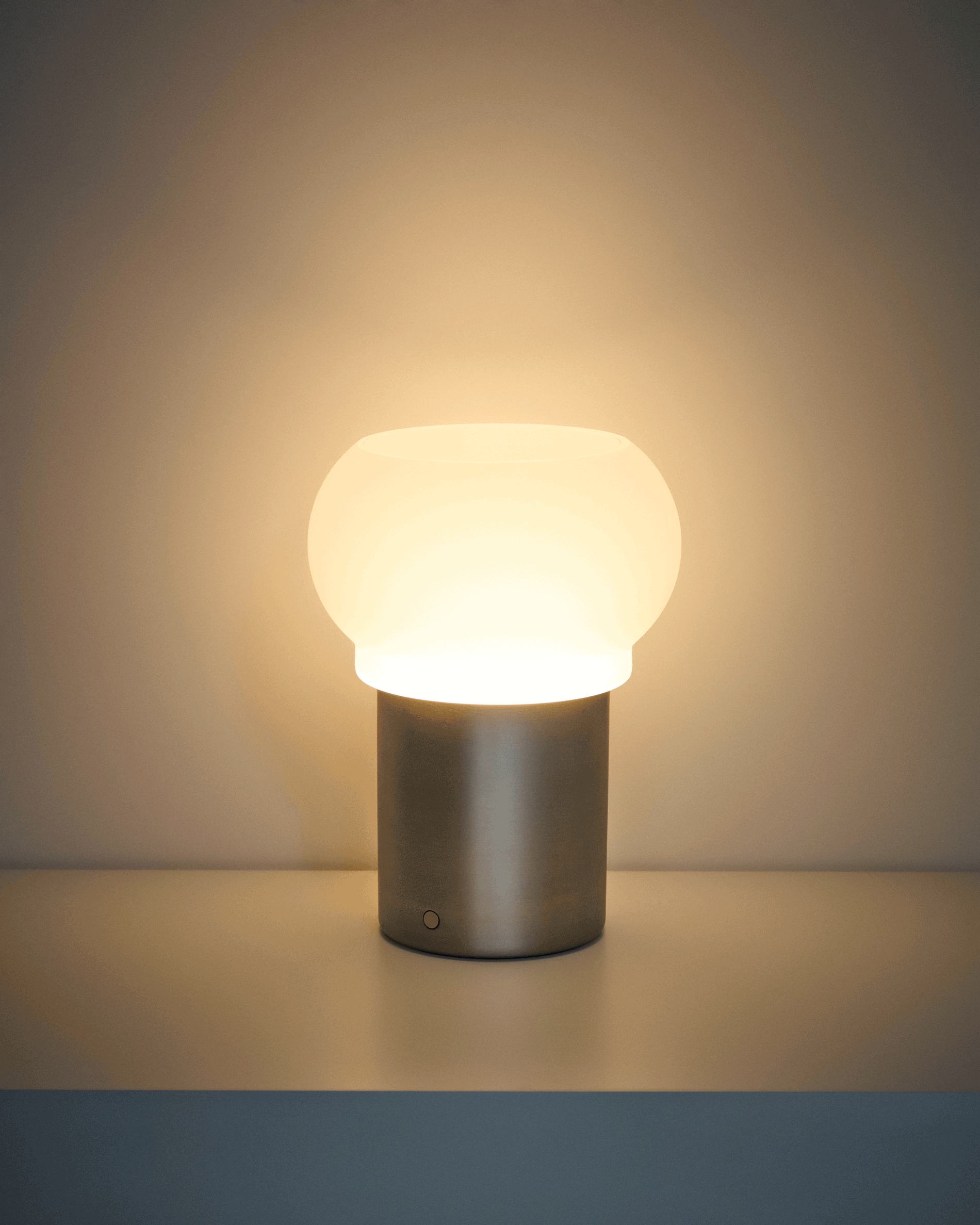 Lampa stołowa przenośna LED LERUNA biały matowe szkło – ujęcie 4