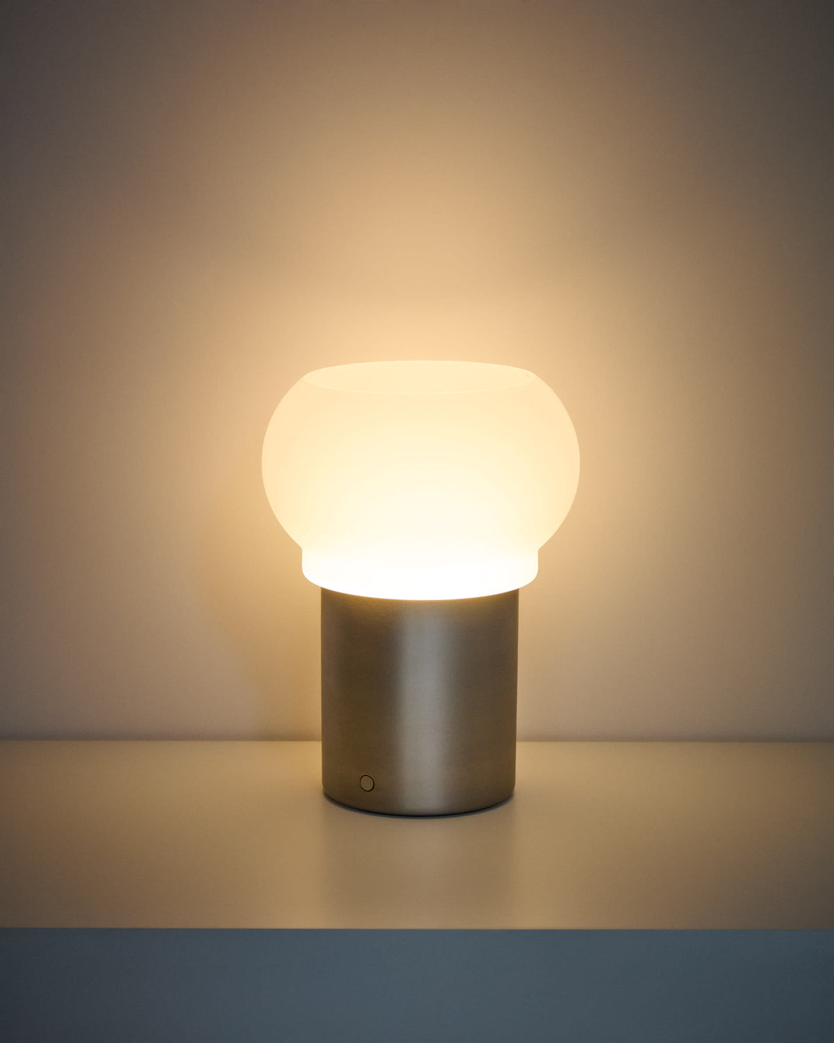 Lampa stołowa przenośna LED LERUNA biały matowe szkło – ujęcie 6