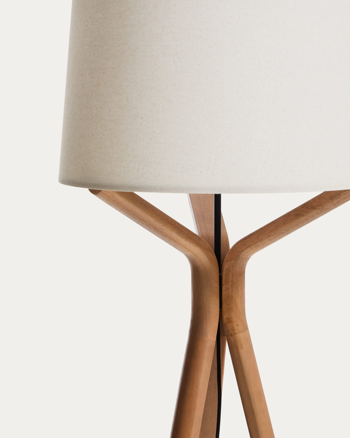 Lampa podłogowa UBIRA naturalne drewno jesionowe z lnianym abażurem – ujęcie 4