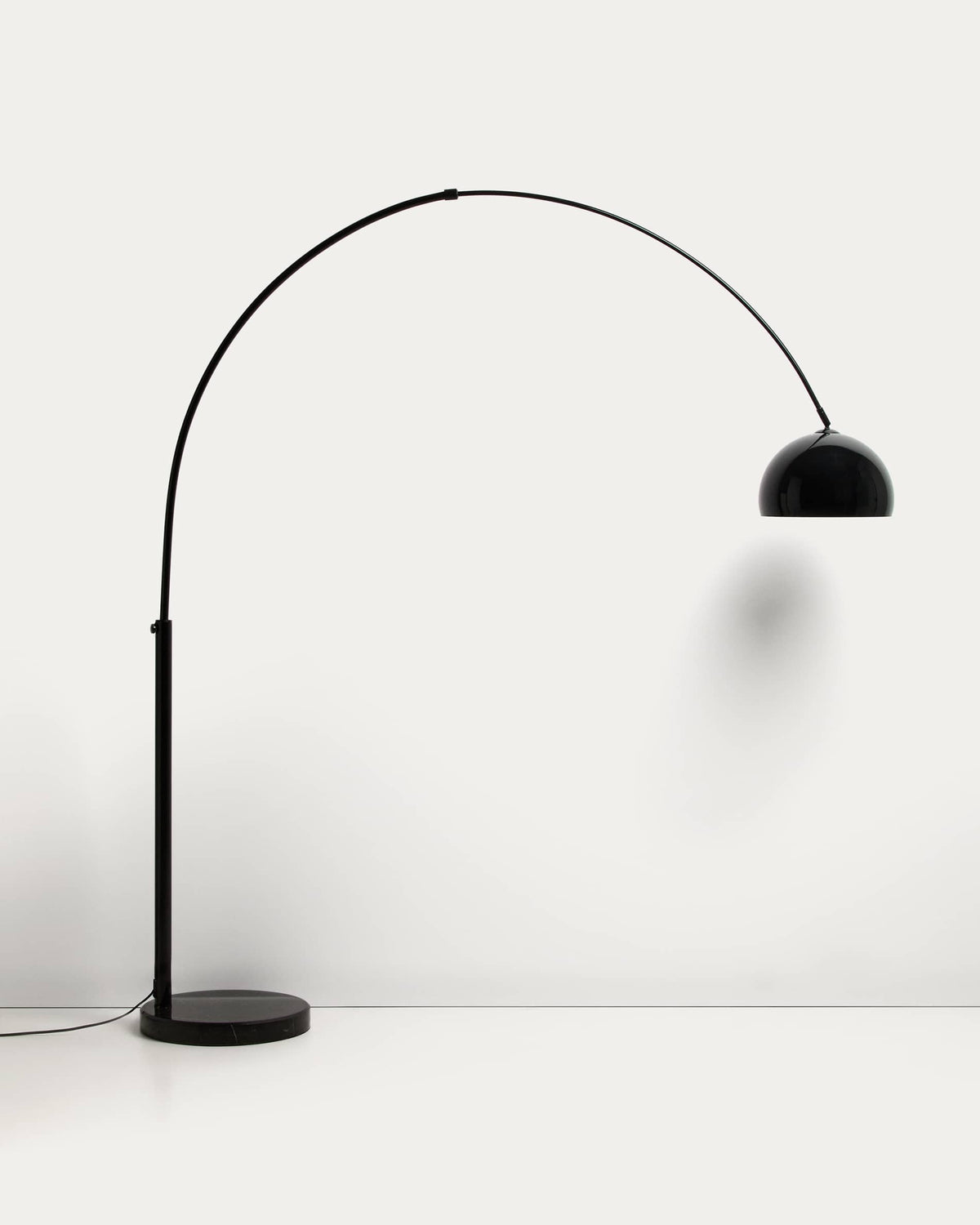 Lampa podłogowa MADALI czarna stal z czarnym marmurem – ujęcie 7
