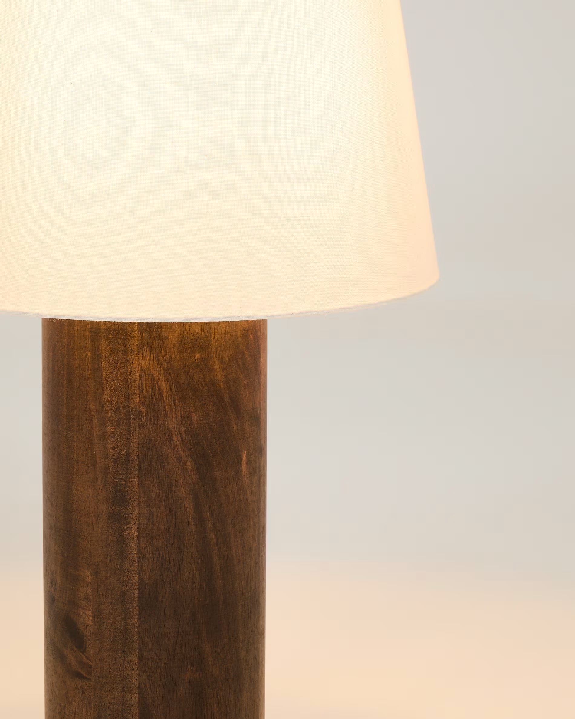Lampa podłogowa MARGA ciemne drewno kauczukowe z białym kloszem