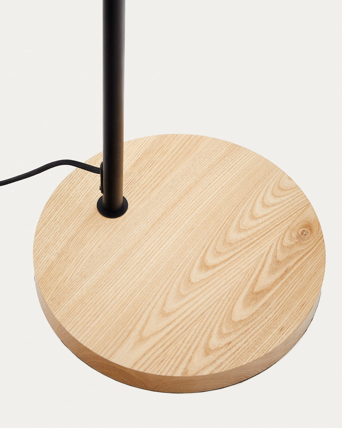 Lampa podłogowa CATLAR czarny metal z drewnem jesionowym – ujęcie 4