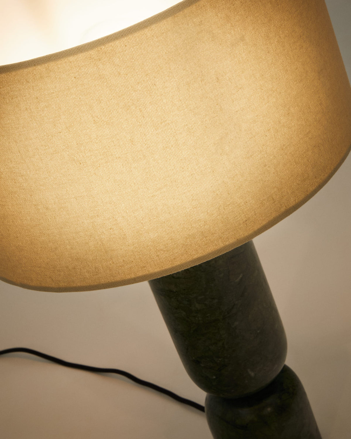 Lampa stołowa VEX zielony marmur z szarym lnianym kloszem – ujęcie 3