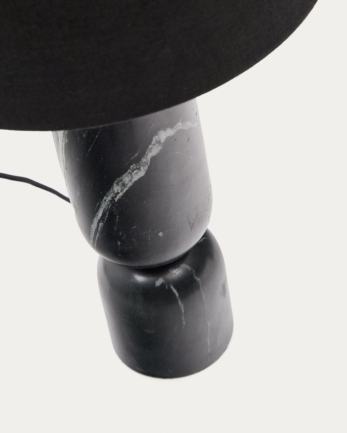 Lampa stołowa VEX czarny marmur z lnianym kloszem – ujęcie 4