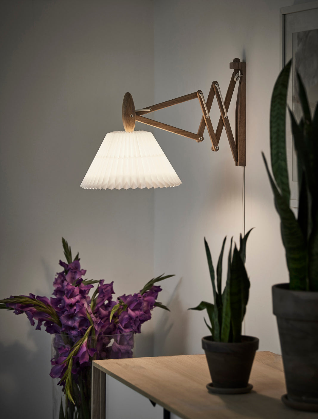 Wall lamp MODEL 223 2/17 SAX white with dark oak base