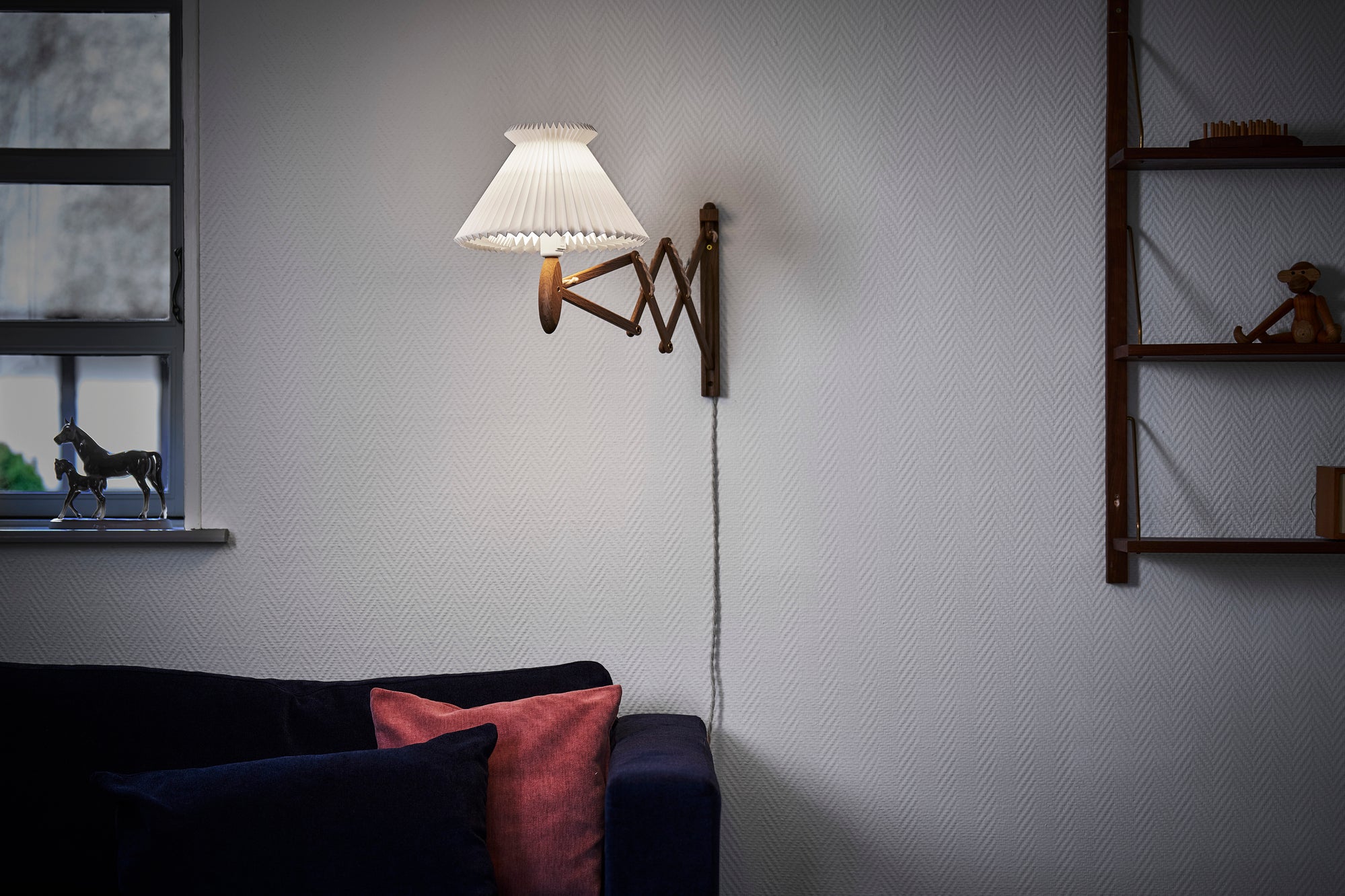 Wall lamp MODEL 224 6/21 SAX ANNIVERSARY white with dark oak base