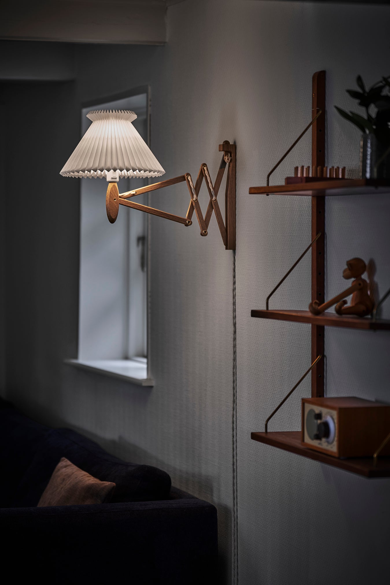 Wall lamp MODEL 224 6/21 SAX ANNIVERSARY white with dark oak base