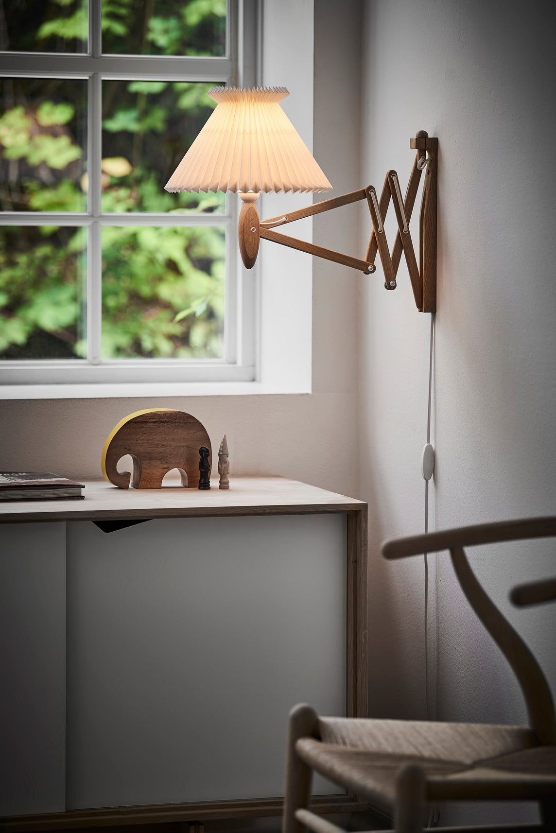 Wall lamp MODEL 224 6/17 SAX white with light oak base