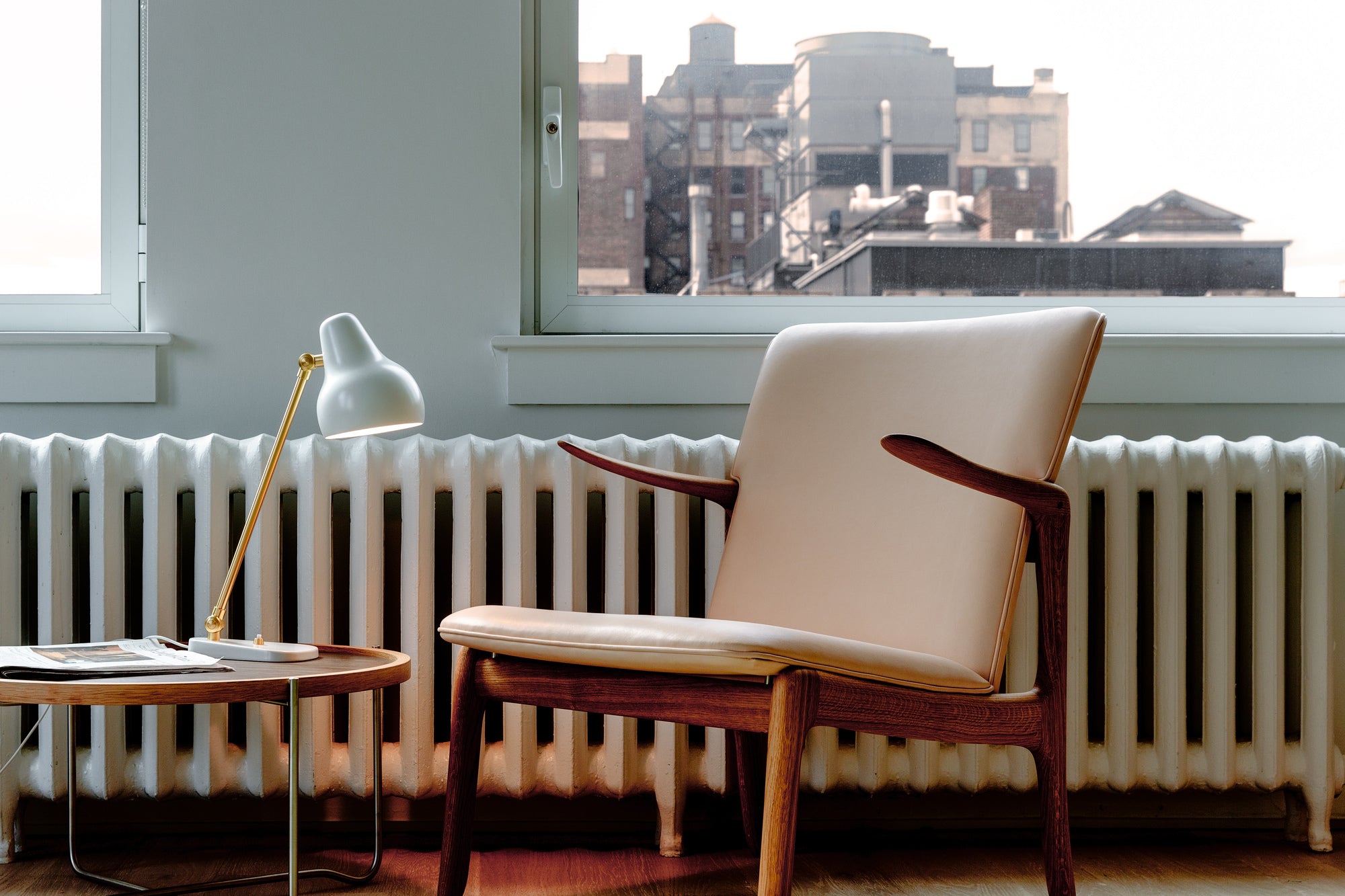 Tischlampe VL 38 weiß mit goldener Veredelung