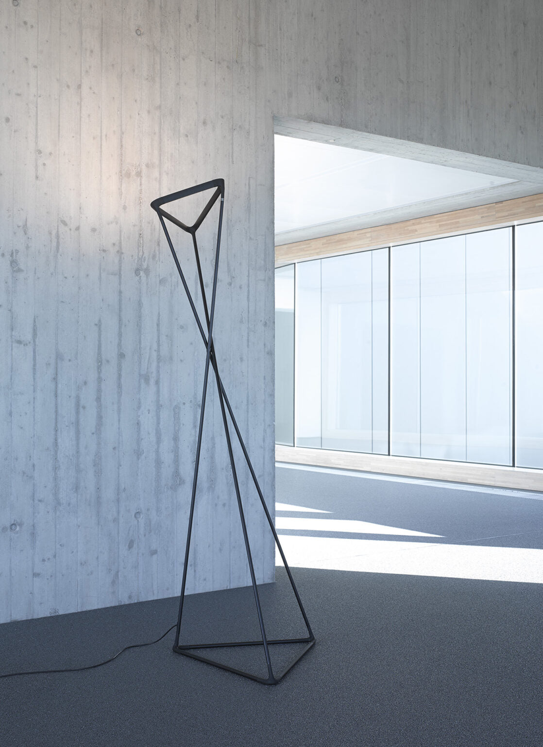 Black tango floor lamp