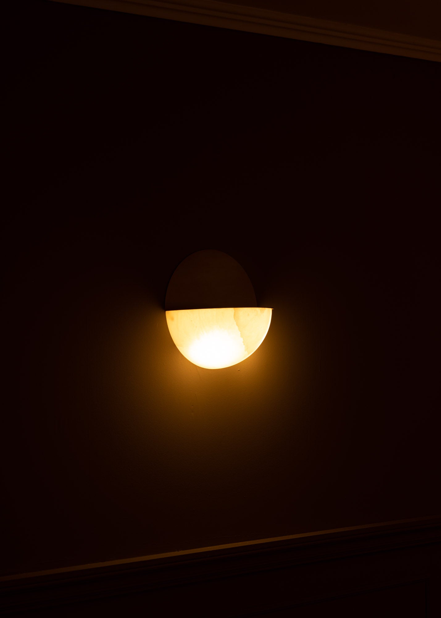 LUNO alabaster wall lamp in white with brass