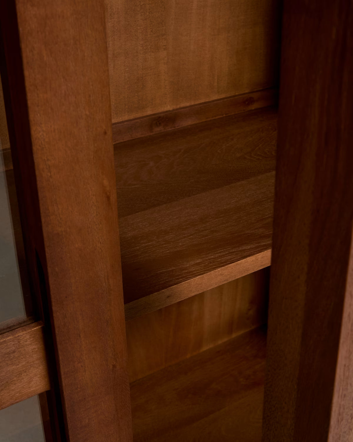 NORANI display cabinet with glass, made of solid wood and acacia veneer.