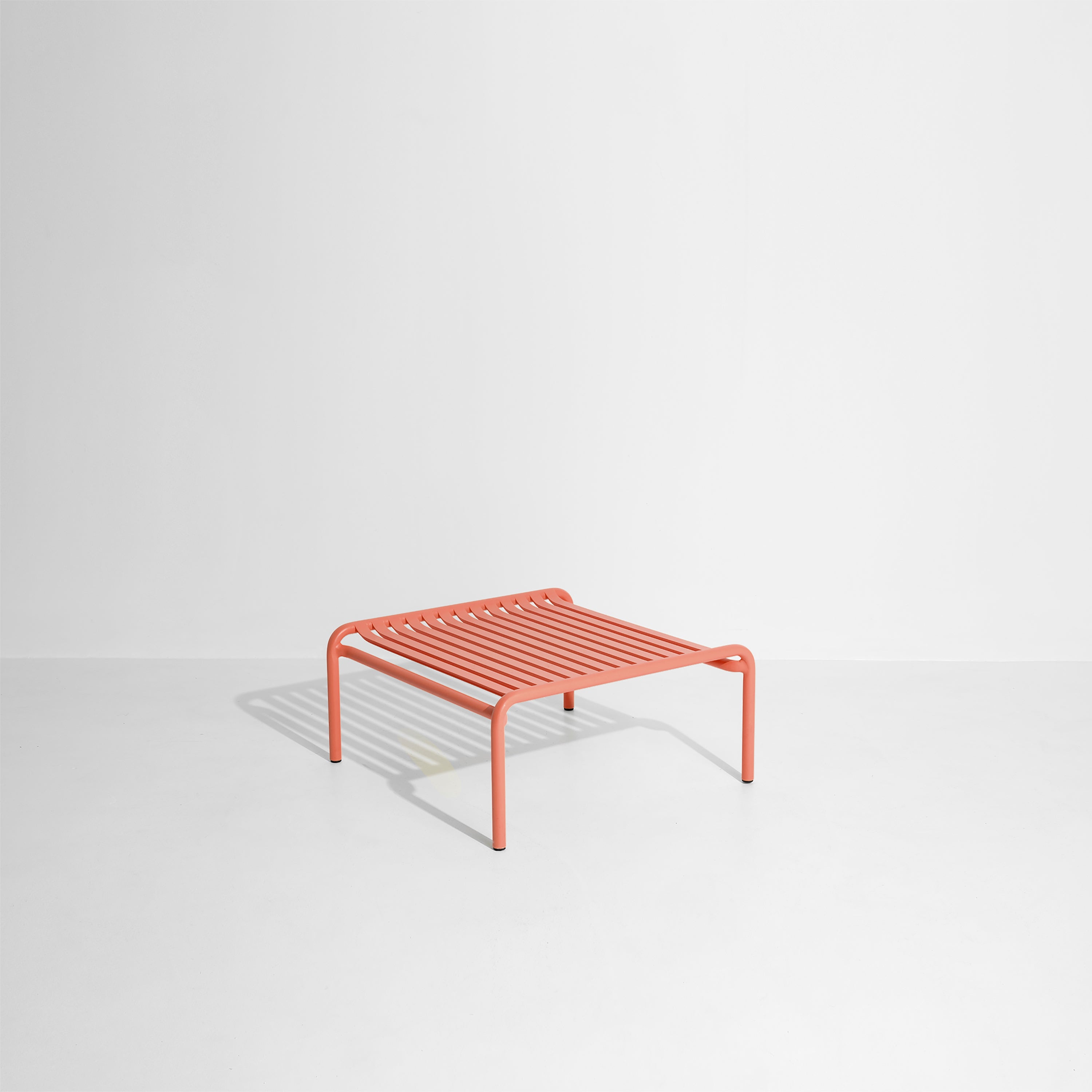 Square outdoor coffee table WEEK-END in coral.