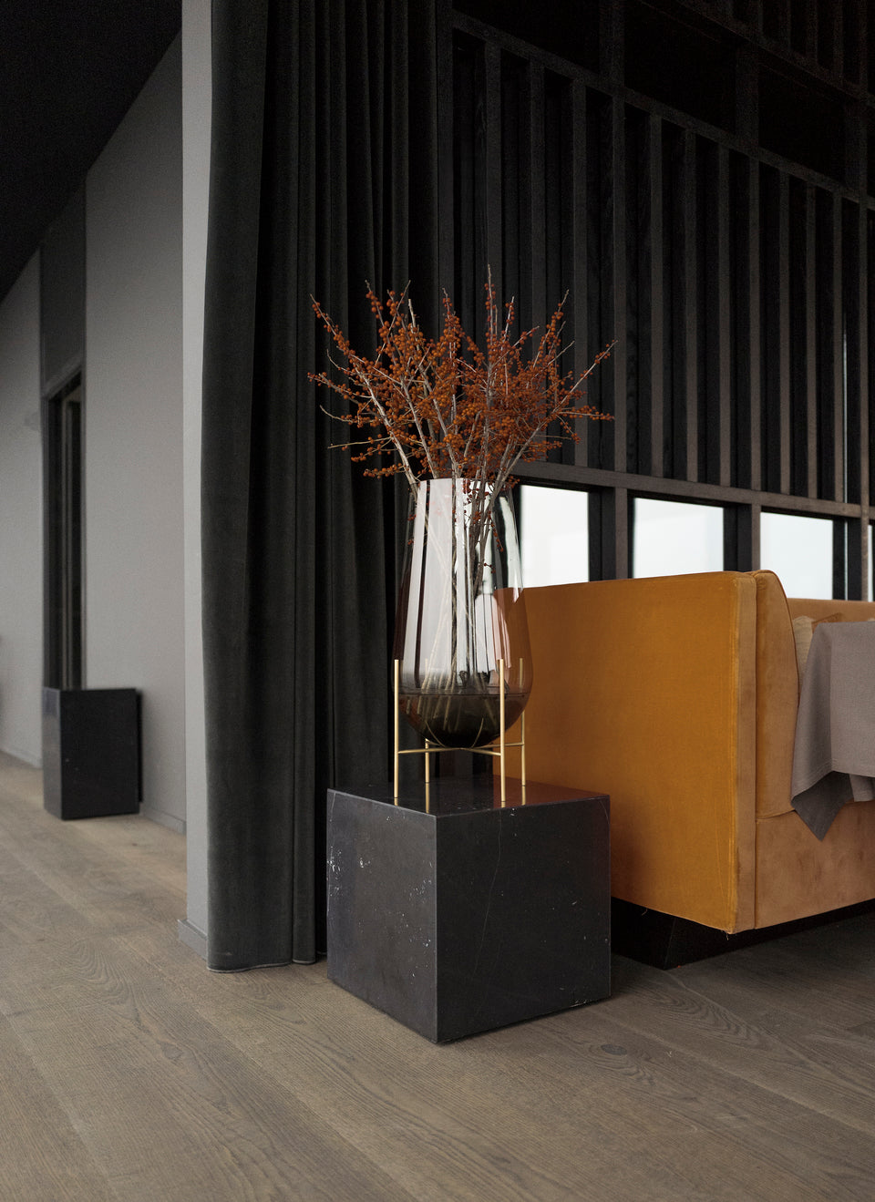 Beistelltisch PLINTH CUBIC brauner Marmor