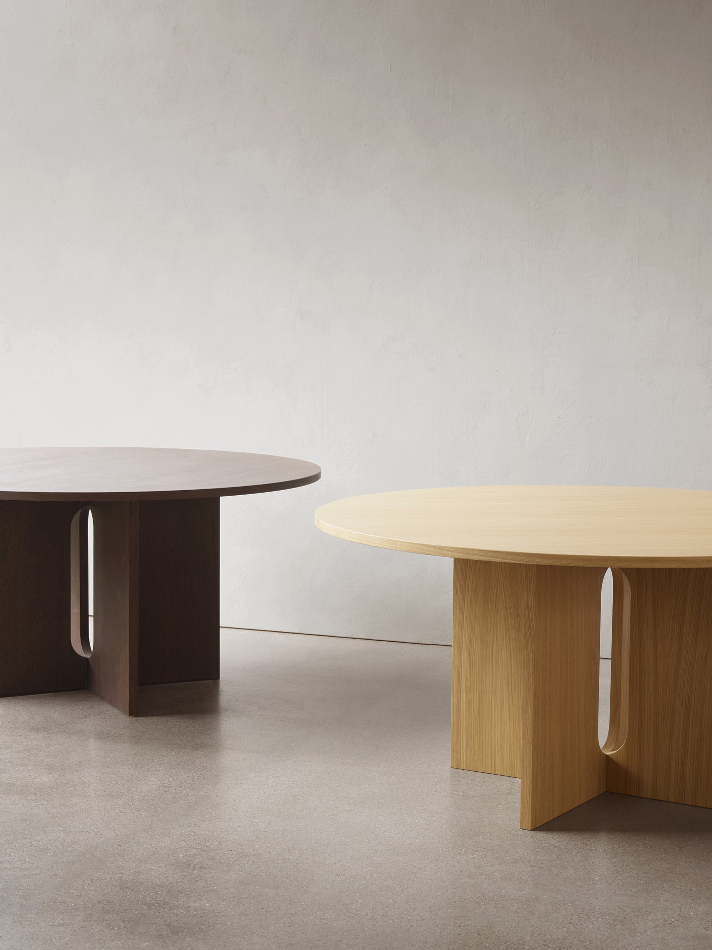 ANDROGYNE Round Table Dark Oak Wood