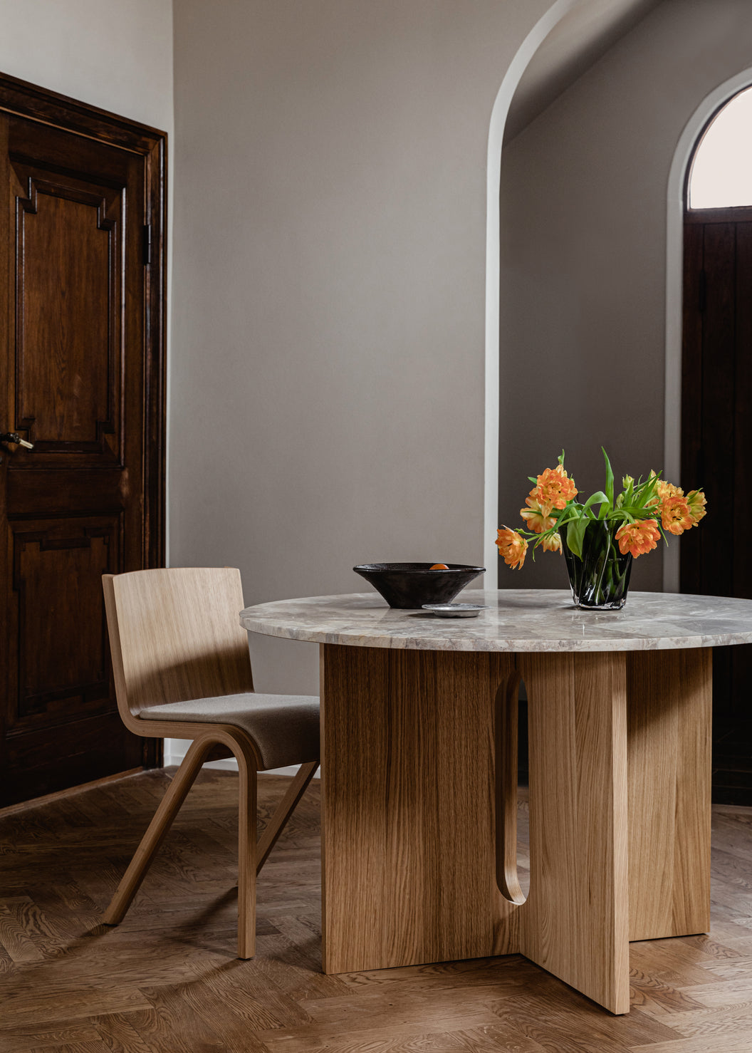 Round table ANDROGYNE gray marble with oak base