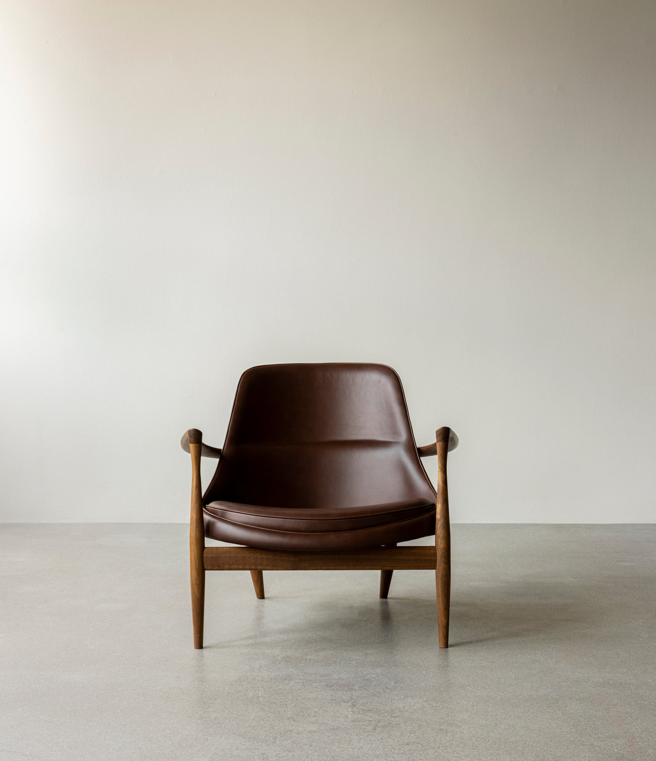 Sessel ELIZABETH beige mit Nussbaumfuß