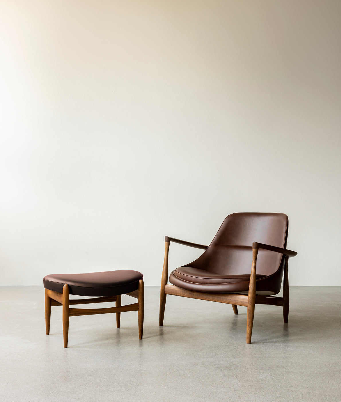 ELIZABETH footstool in cognac leather with an oak base