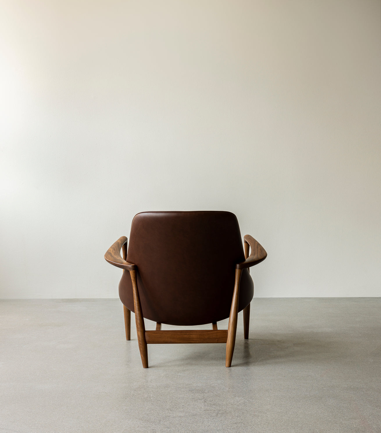 Sessel ELIZABETH beige mit Nussbaumfuß