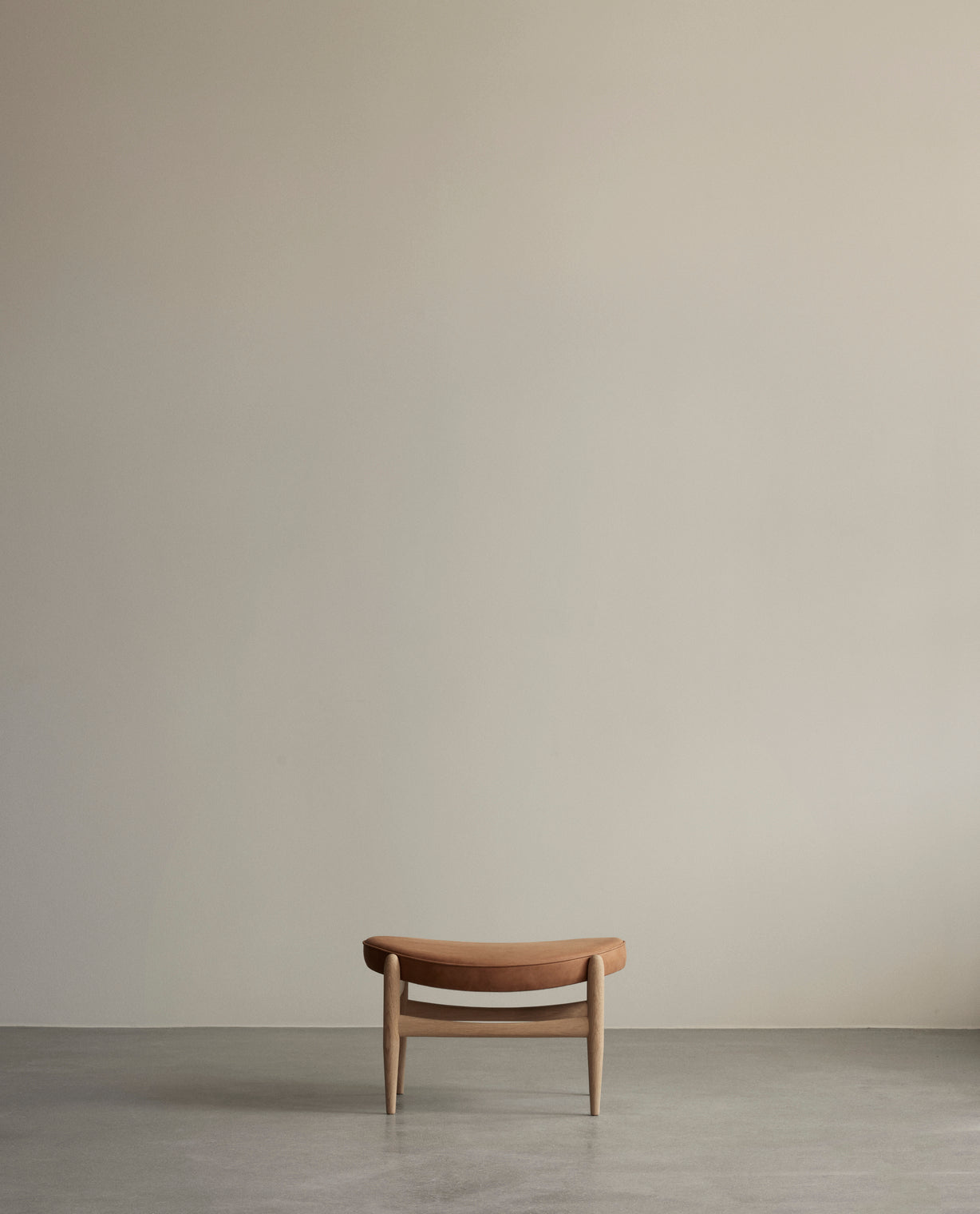 ELIZABETH footstool in cognac leather with an oak base