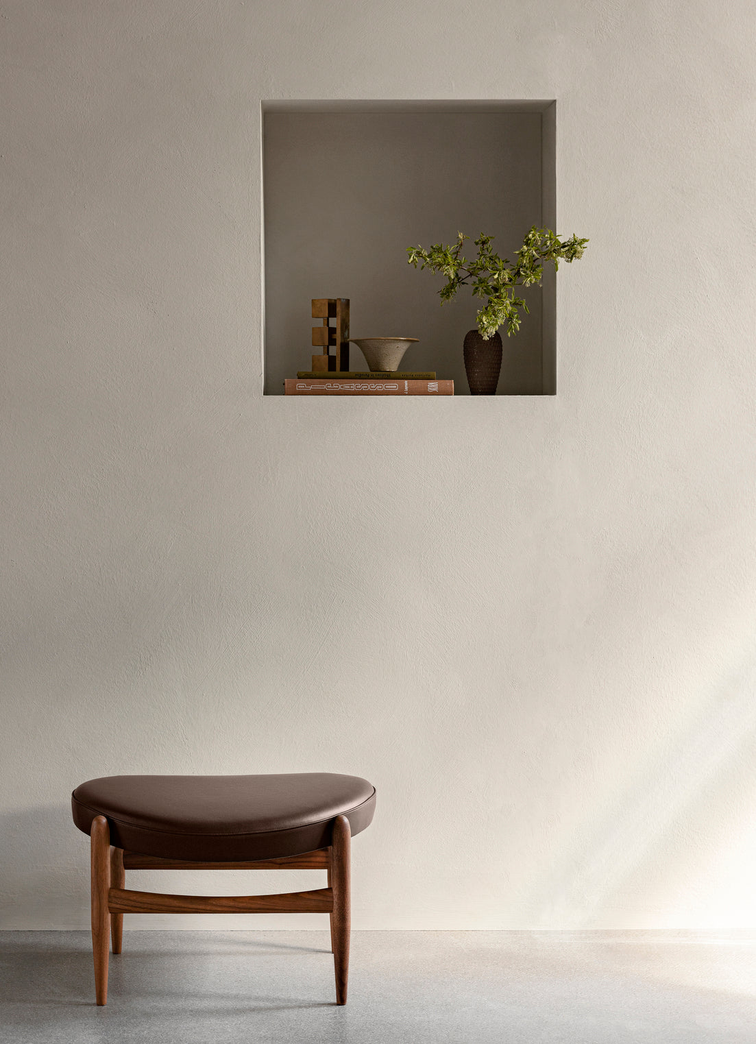 ELIZABETH footstool in cognac leather with an oak base