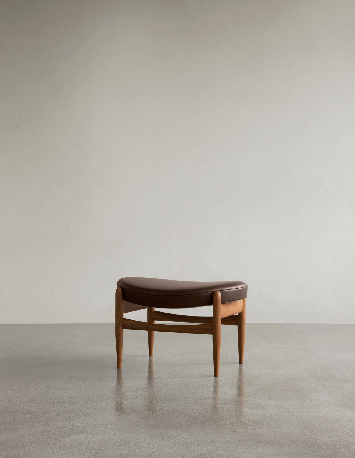 ELIZABETH footstool in cognac leather with an oak base