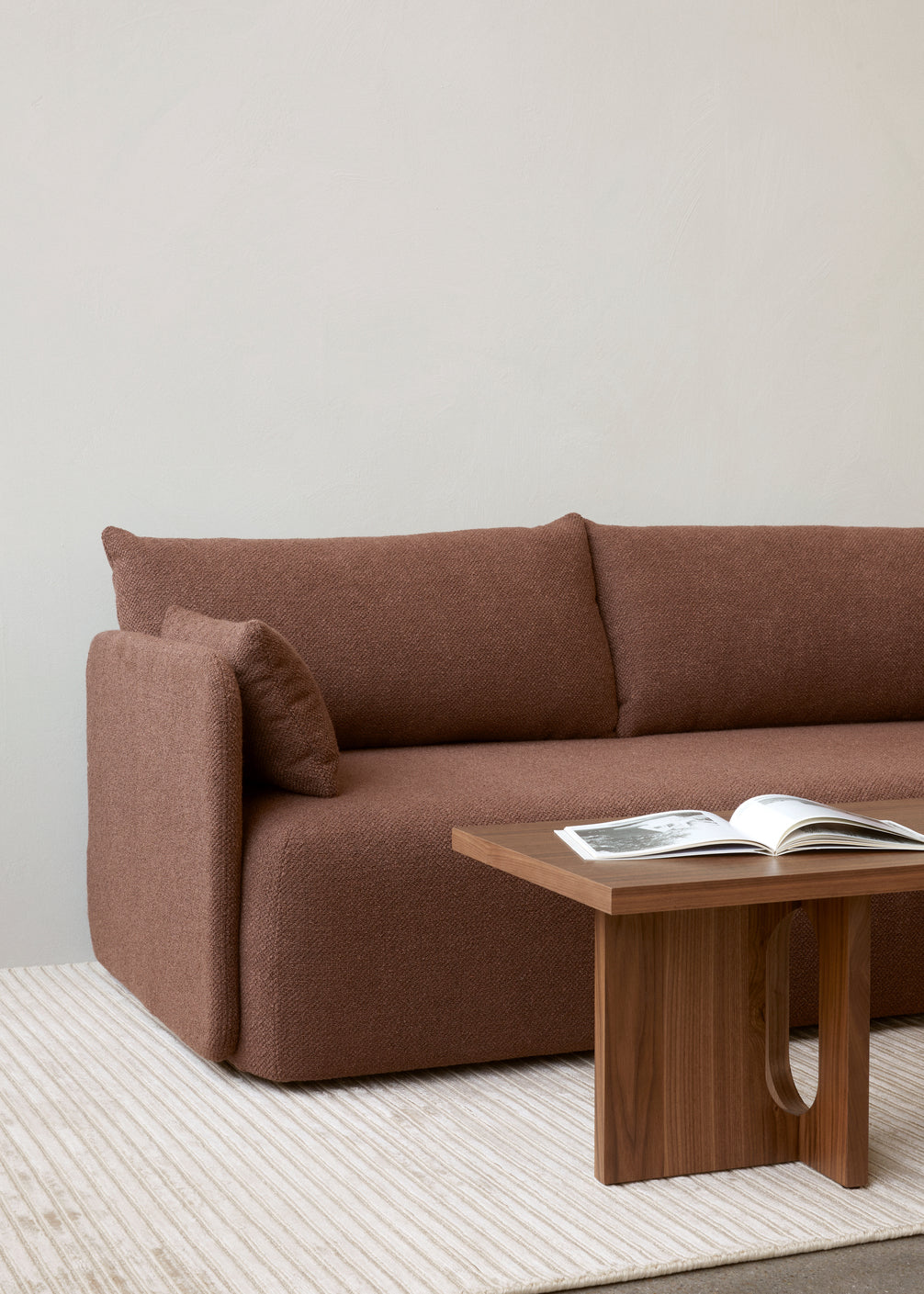 Couchtisch ANDROGYNE weiß-brauner Marmor mit Nussbaumfuß