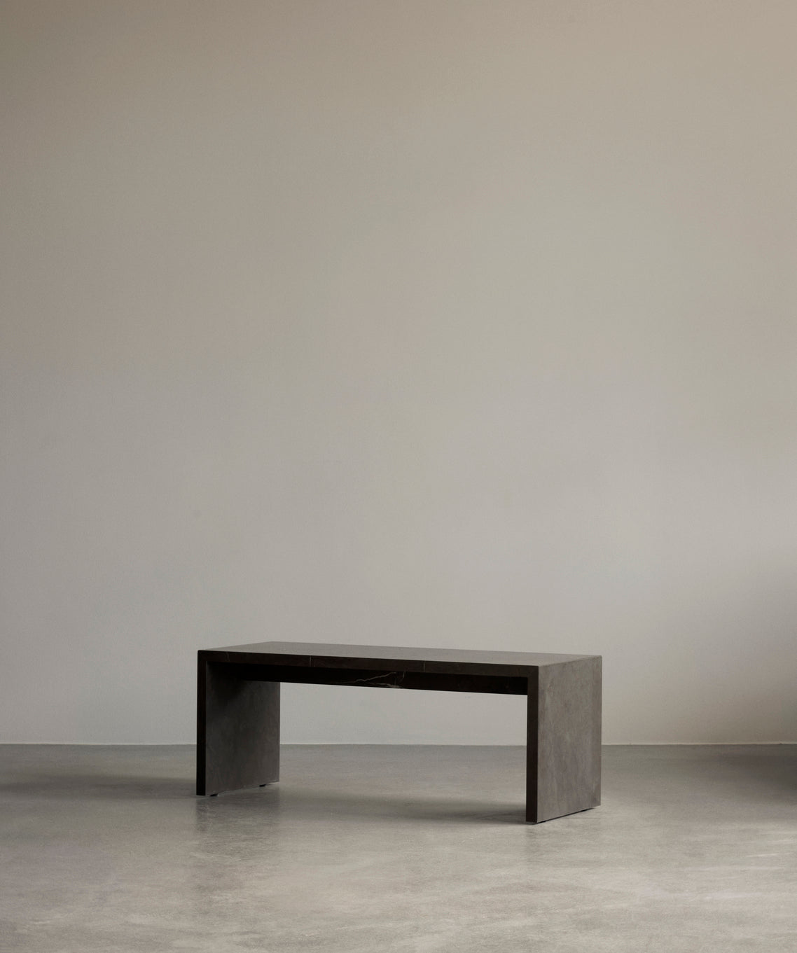 Couchtisch PLINTH BRIDGE schwarzer Marmor