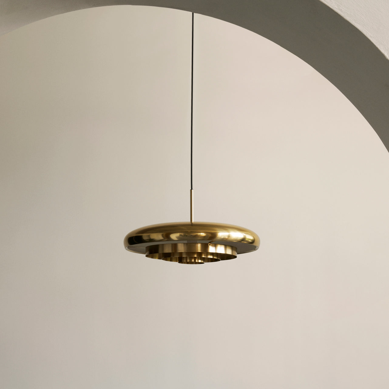 Lampa wisząca RESONANT mosiądz