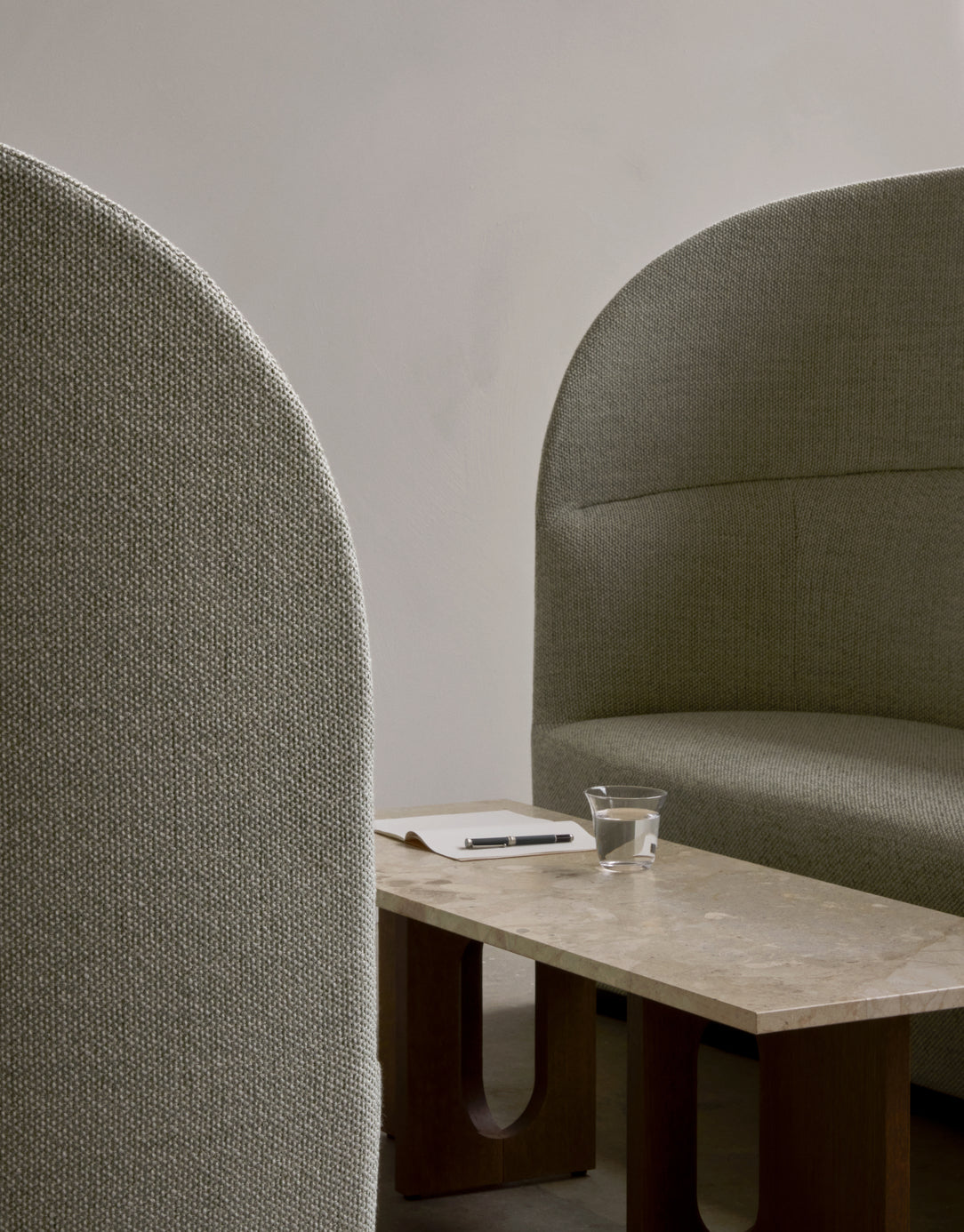 Couchtisch ANDROGYNE weiß-brauner Marmor mit Nussbaumfuß