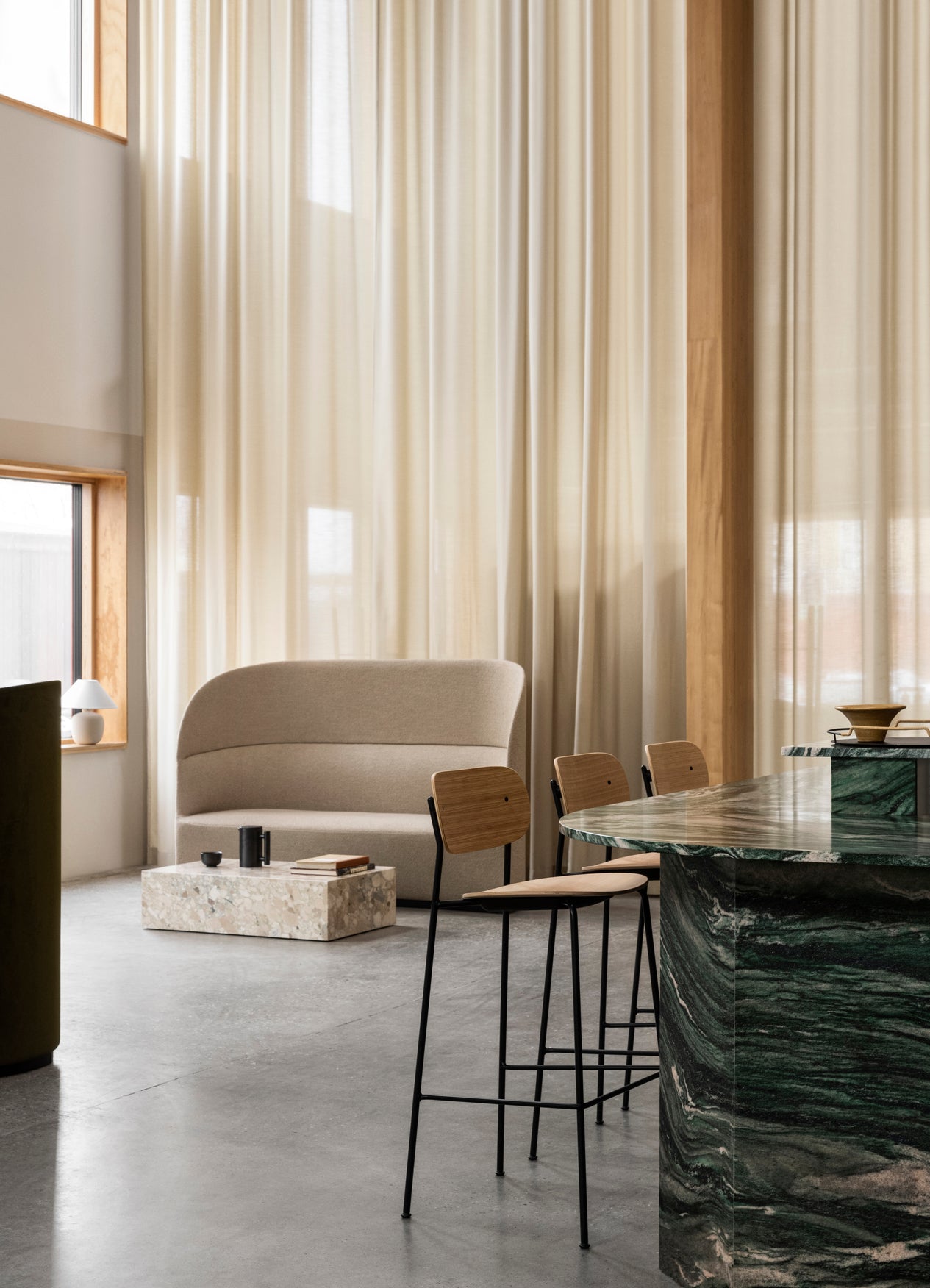 Sofa z wysokim oparciem TEAROOM musztardowy