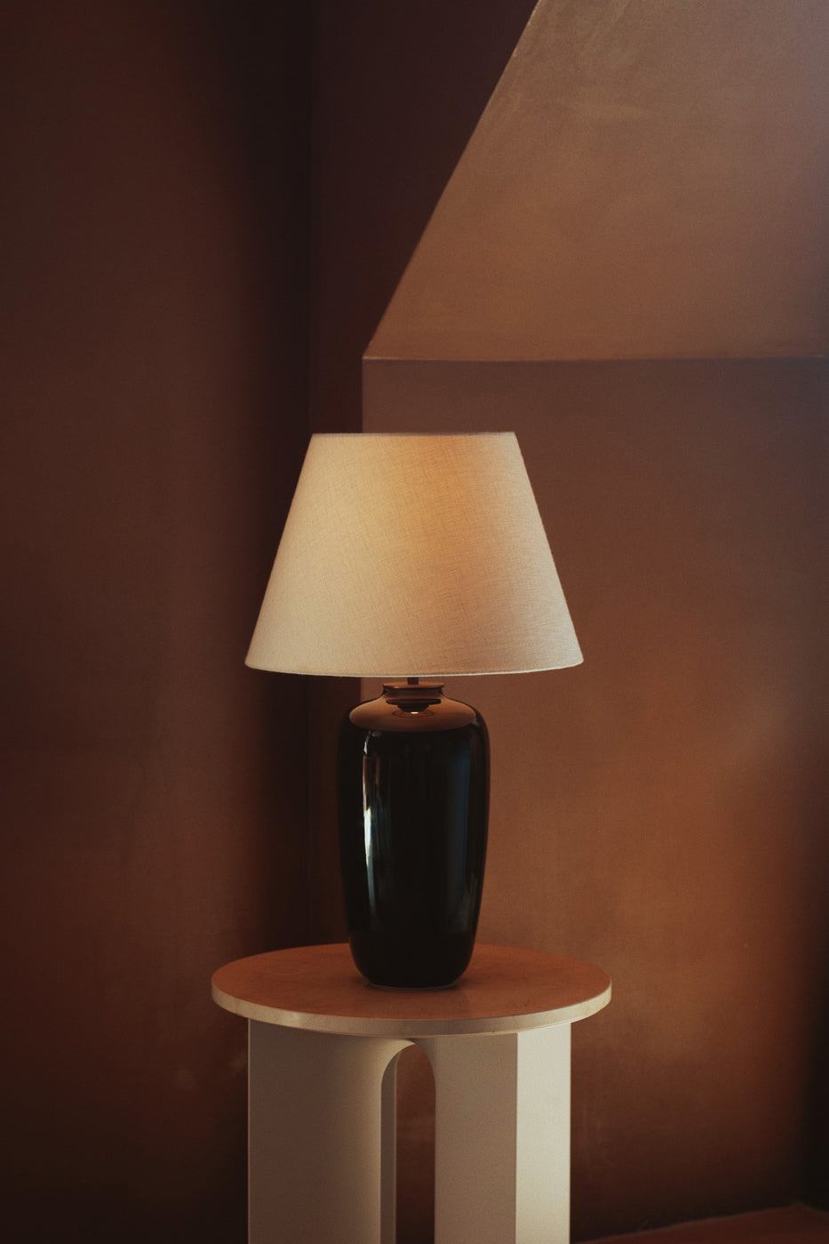 Lampa stołowa TORSO czarna ceramika z białym kloszem