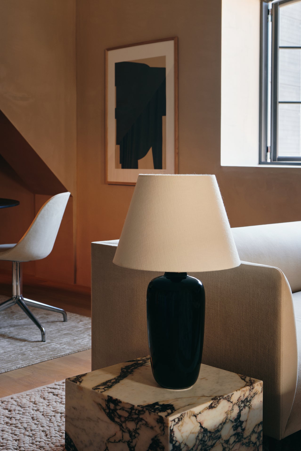 Lampa stołowa TORSO czarna ceramika z białym kloszem