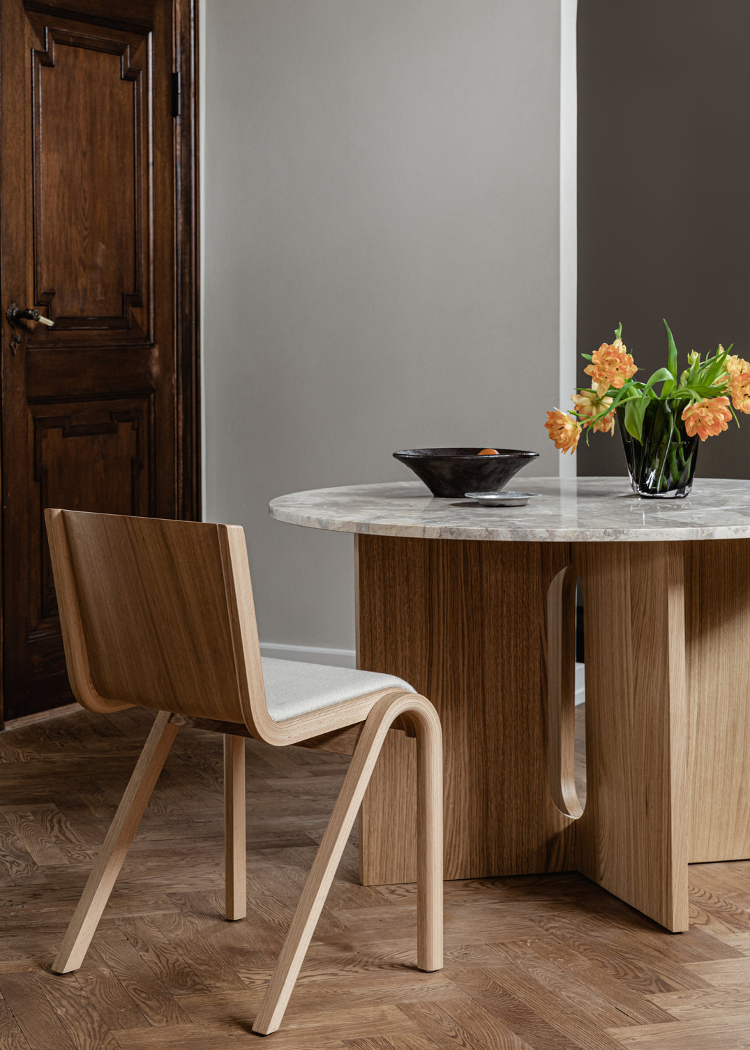 Round table ANDROGYNE gray marble with oak base